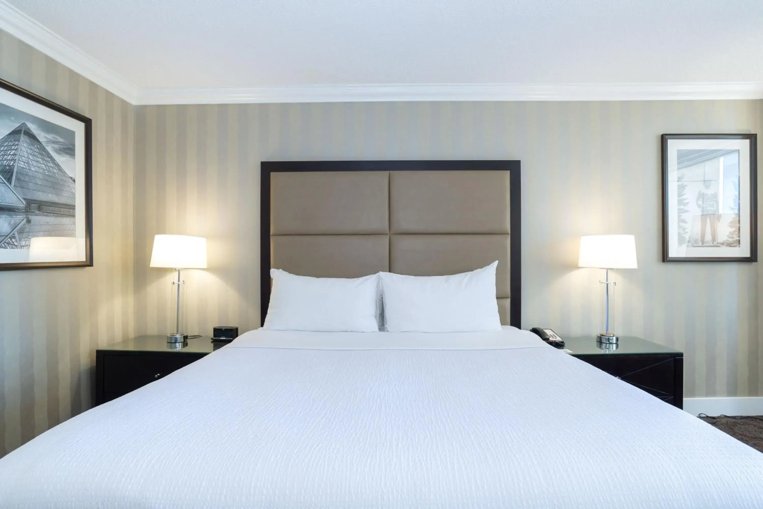 Photo of the whole room, Bed in Sandman Signature Edmonton Downtown Hotel Photo of the whole room, Bed in Sandman Signature Edmonton Downtown Hotel