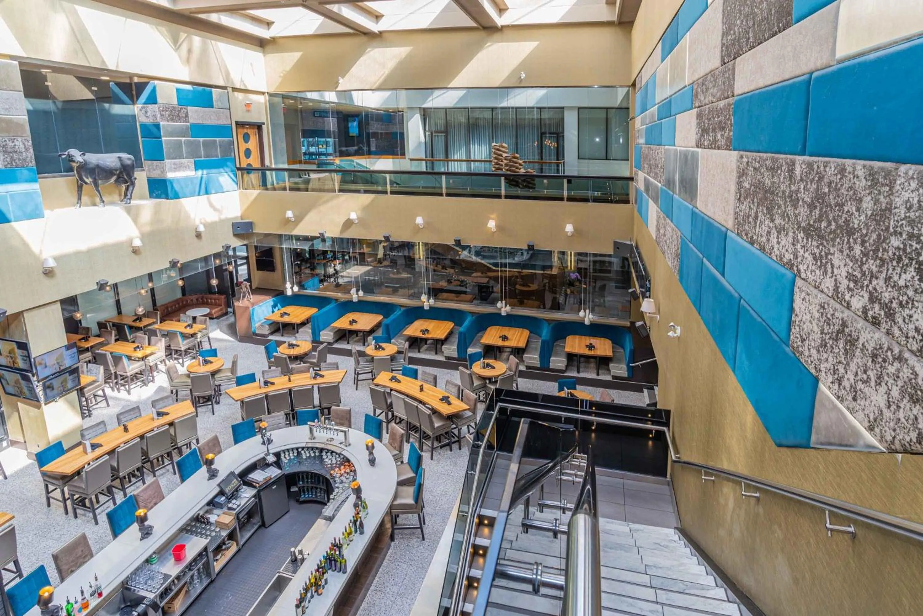 Restaurant/places to eat in Sandman Signature Edmonton Downtown Hotel