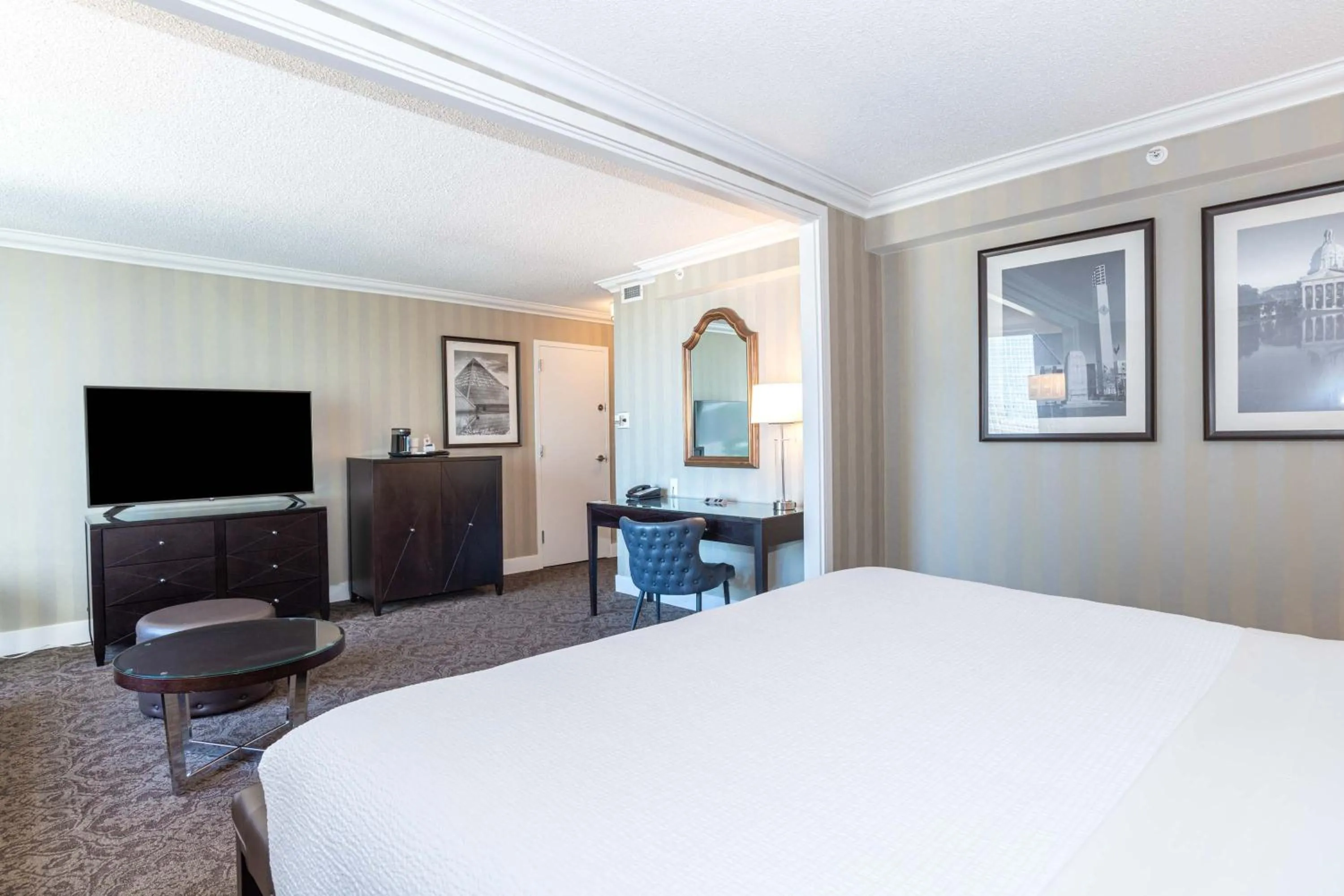 Photo of the whole room, Bed in Sandman Signature Edmonton Downtown Hotel