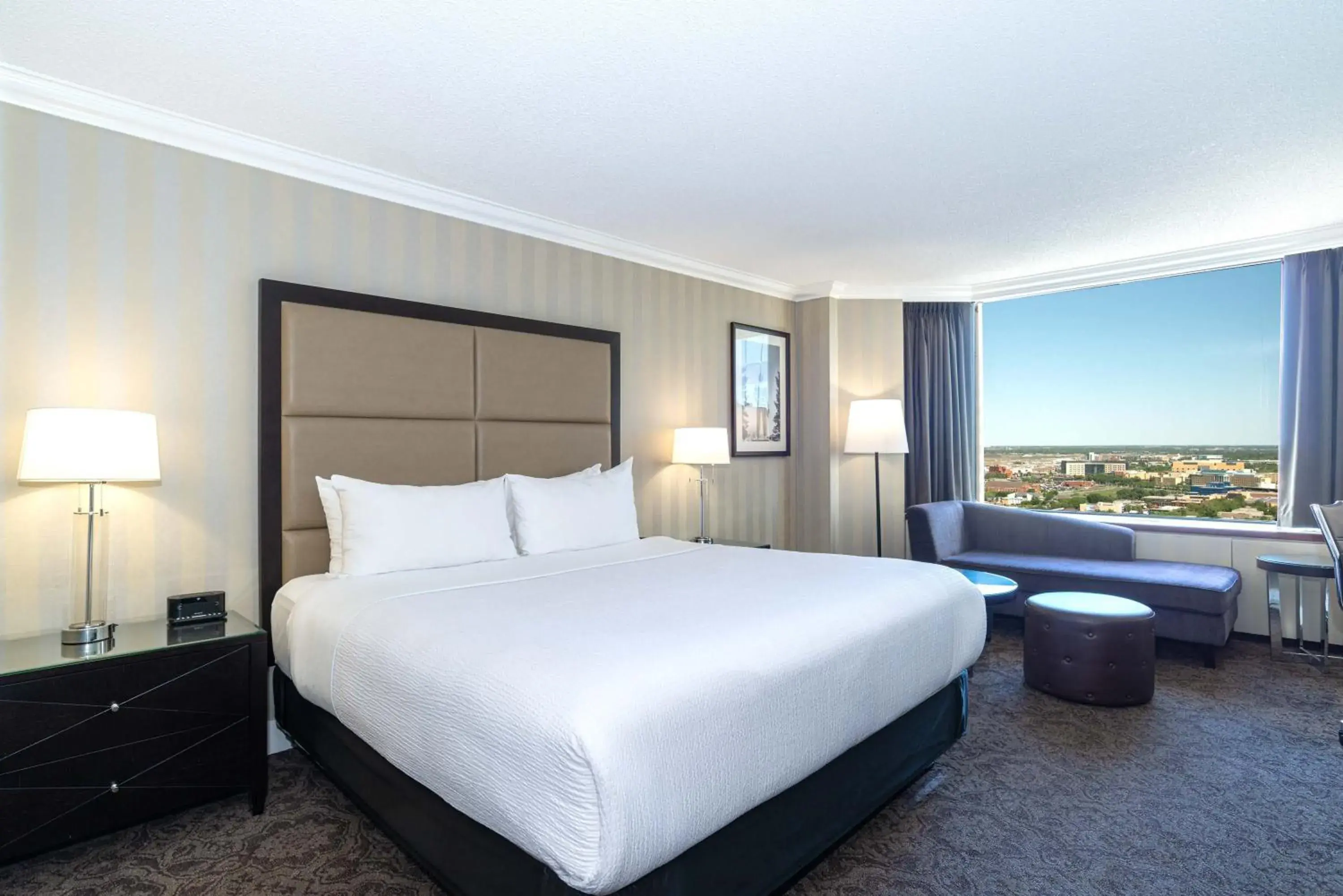 Photo of the whole room, Bed in Sandman Signature Edmonton Downtown Hotel Photo of the whole room, Bed in Sandman Signature Edmonton Downtown Hotel