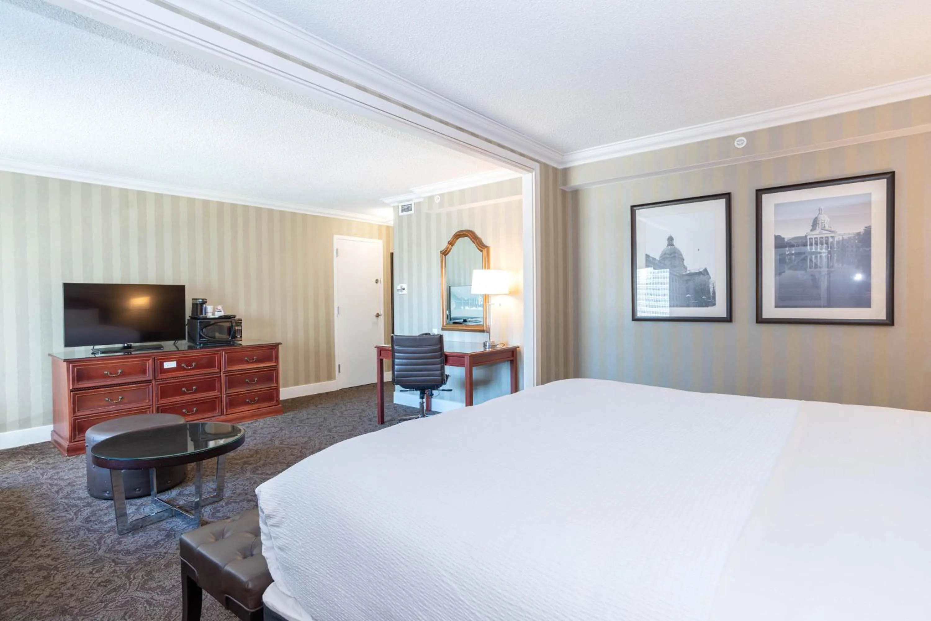 Photo of the whole room, Bed in Sandman Signature Edmonton Downtown Hotel