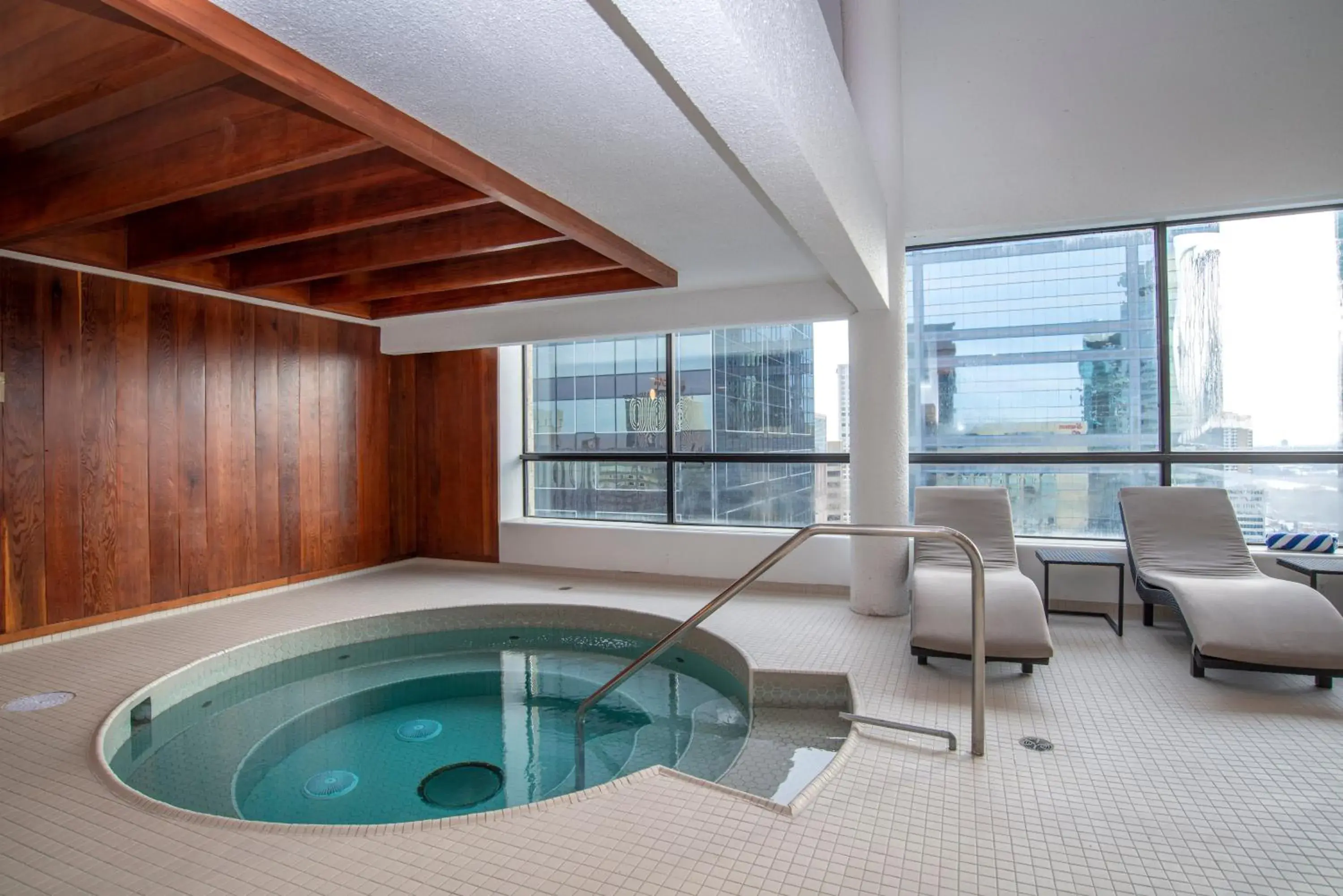 Swimming pool in Sandman Signature Edmonton Downtown Hotel Swimming pool in Sandman Signature Edmonton Downtown Hotel