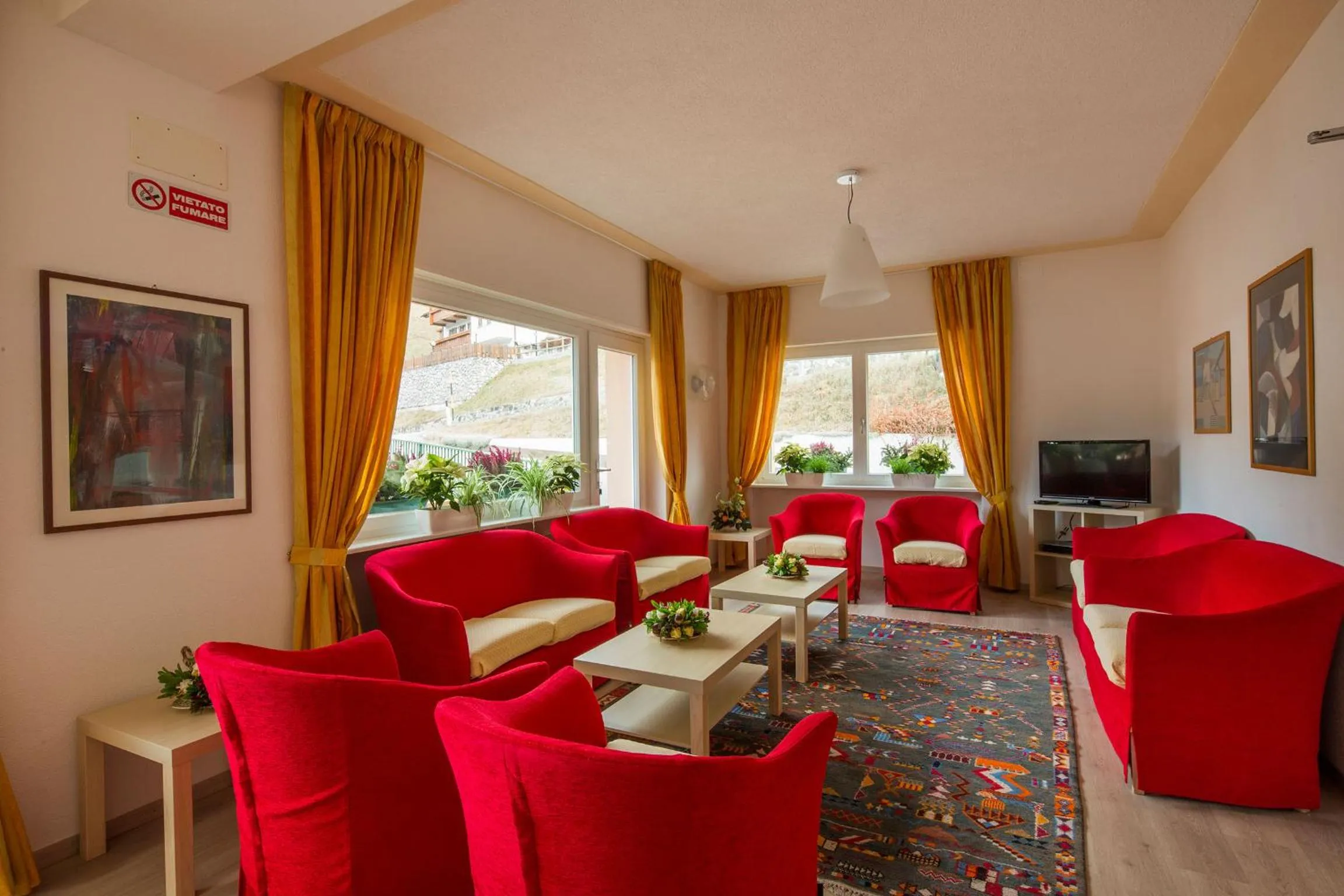 Communal lounge/ TV room in Garni Bellavista