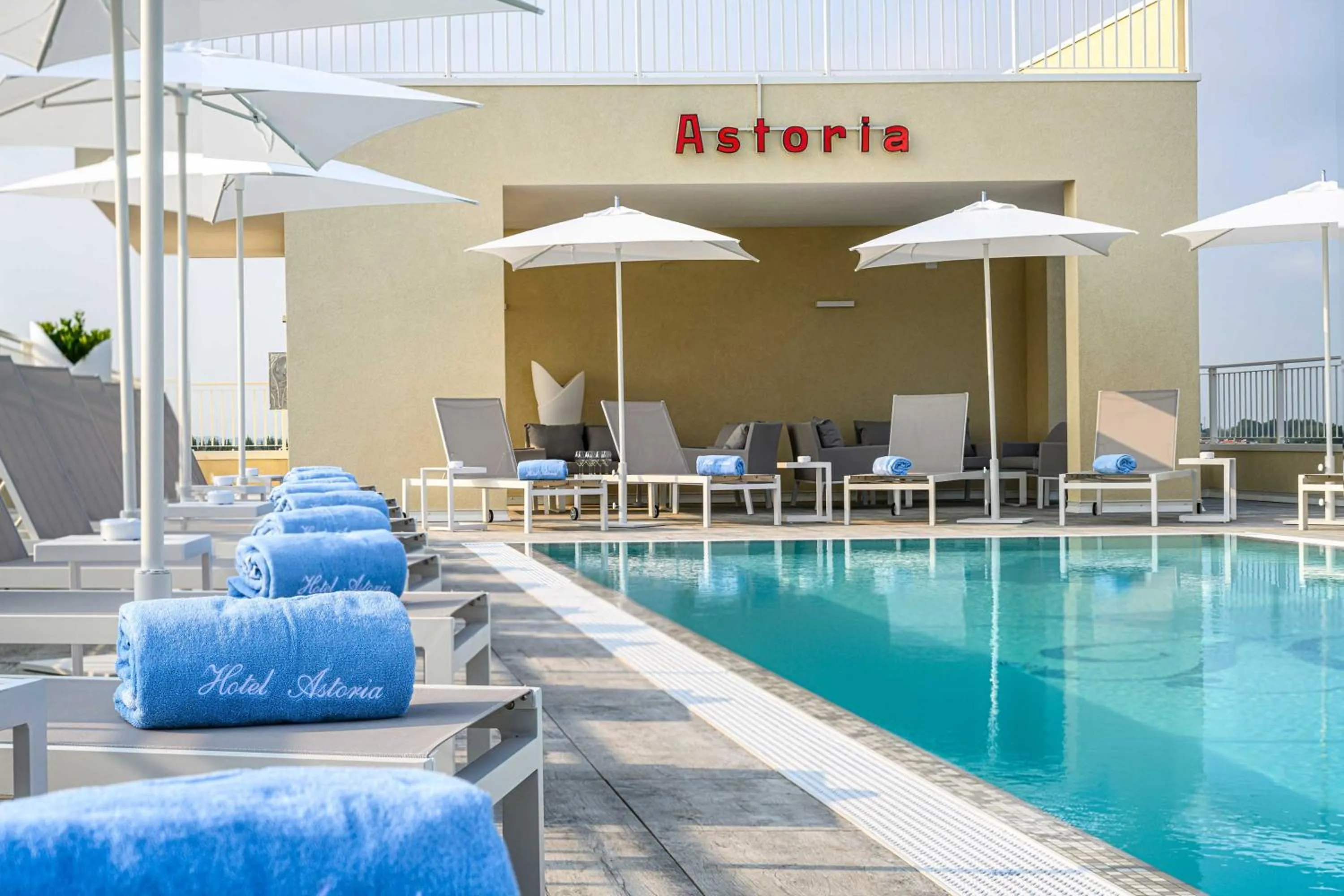 Swimming pool in Hotel Astoria