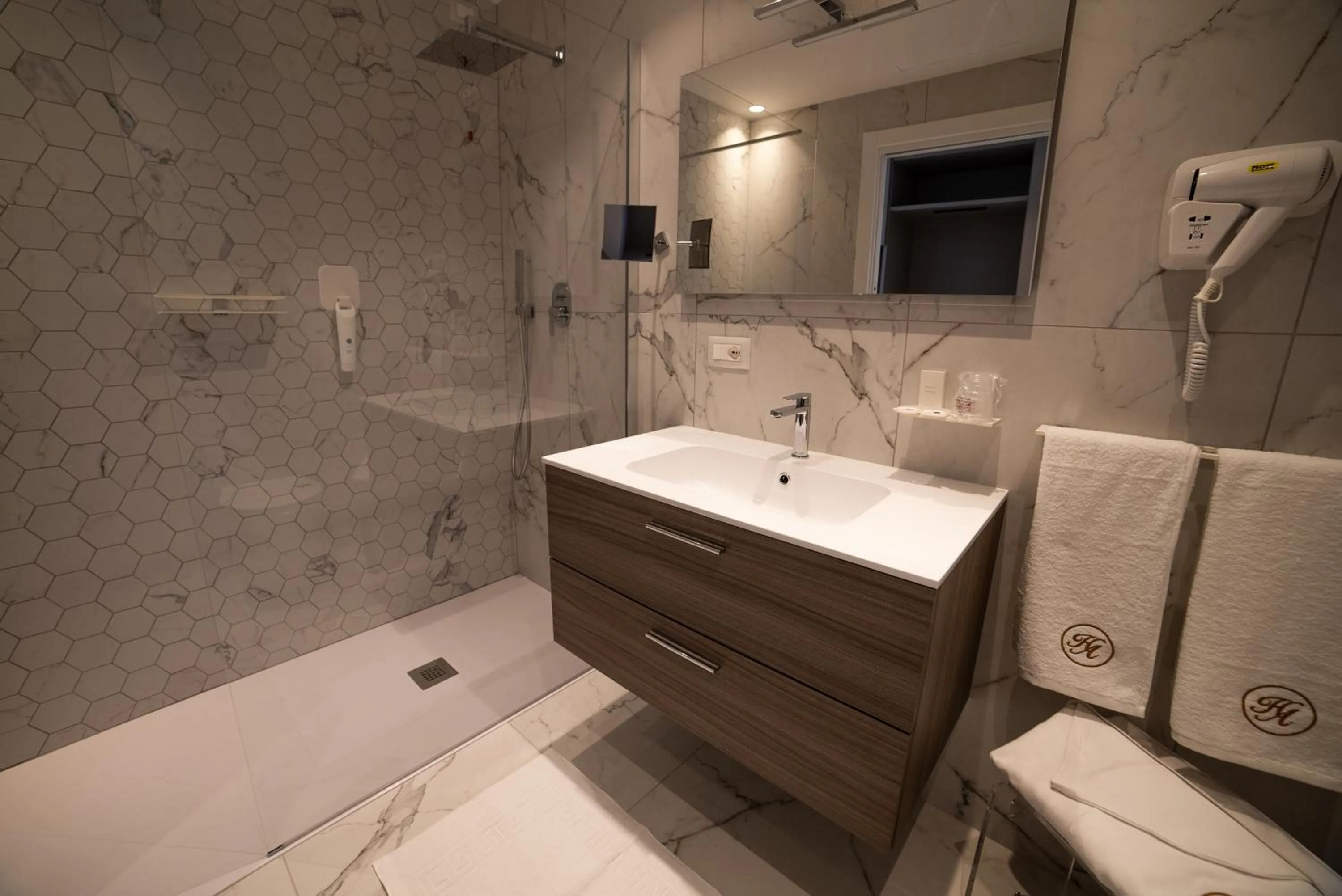 Shower in Hotel Astoria