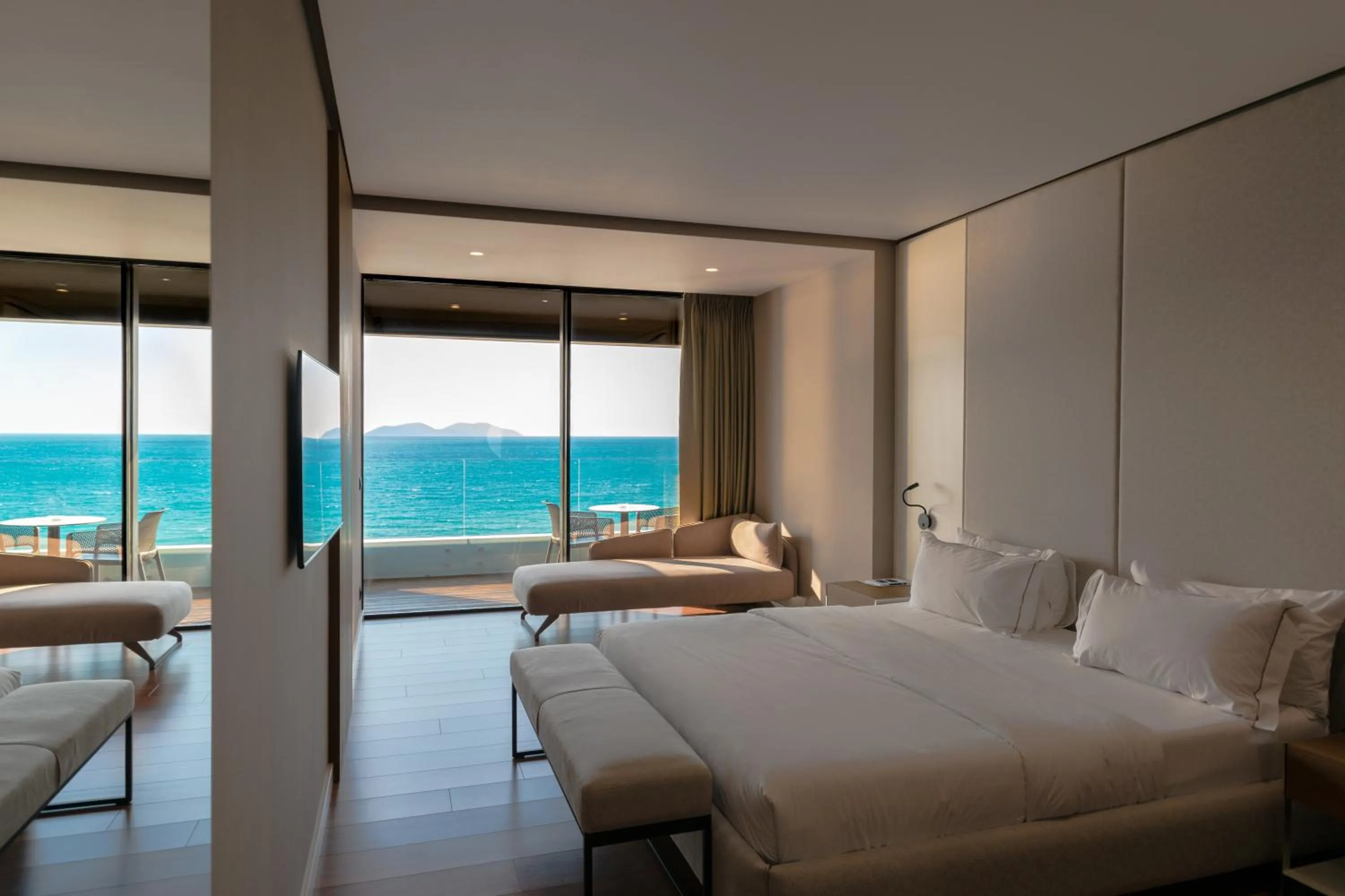 Seating area, Bed in Yacht Hotel