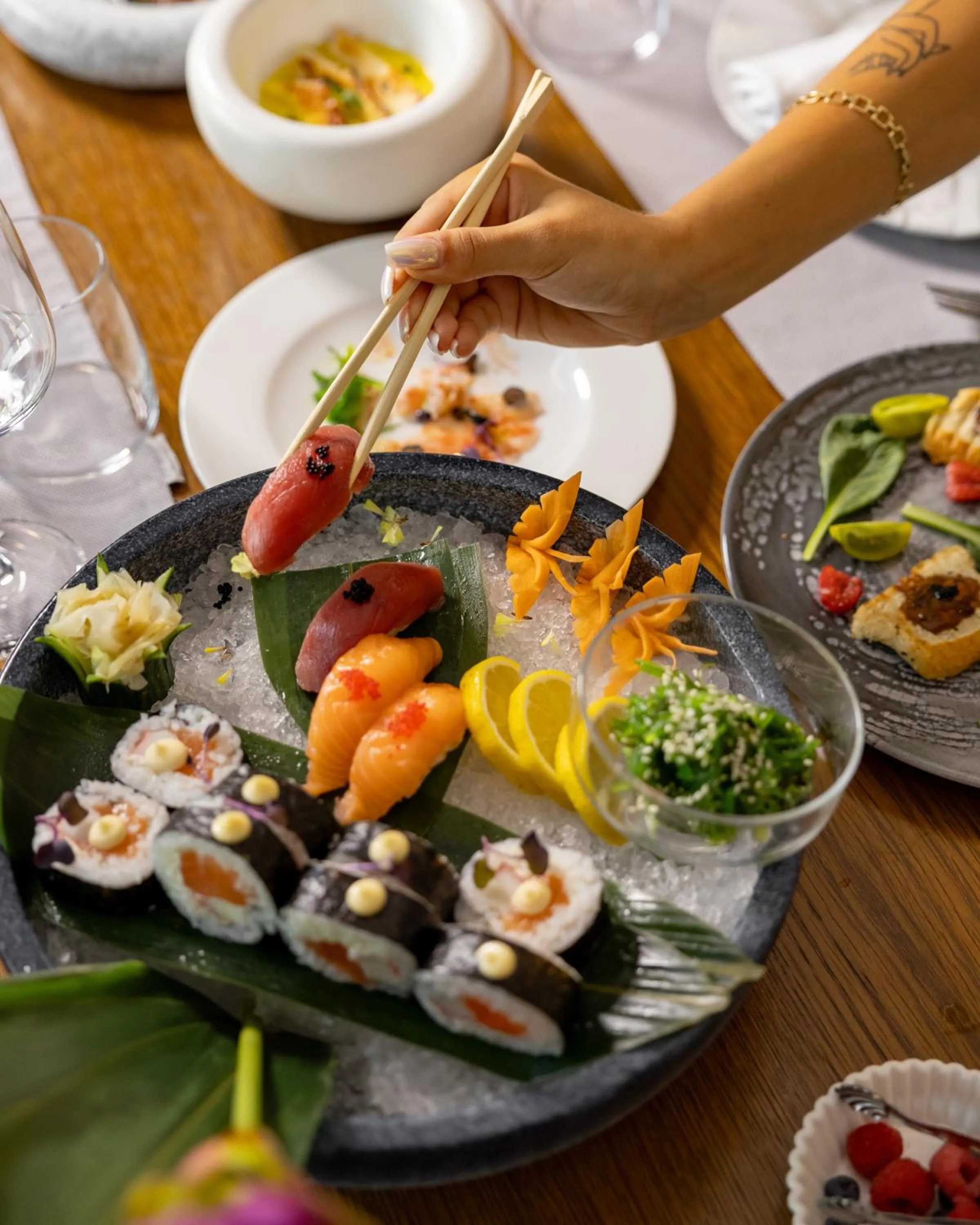 Restaurant/places to eat in Yacht Hotel