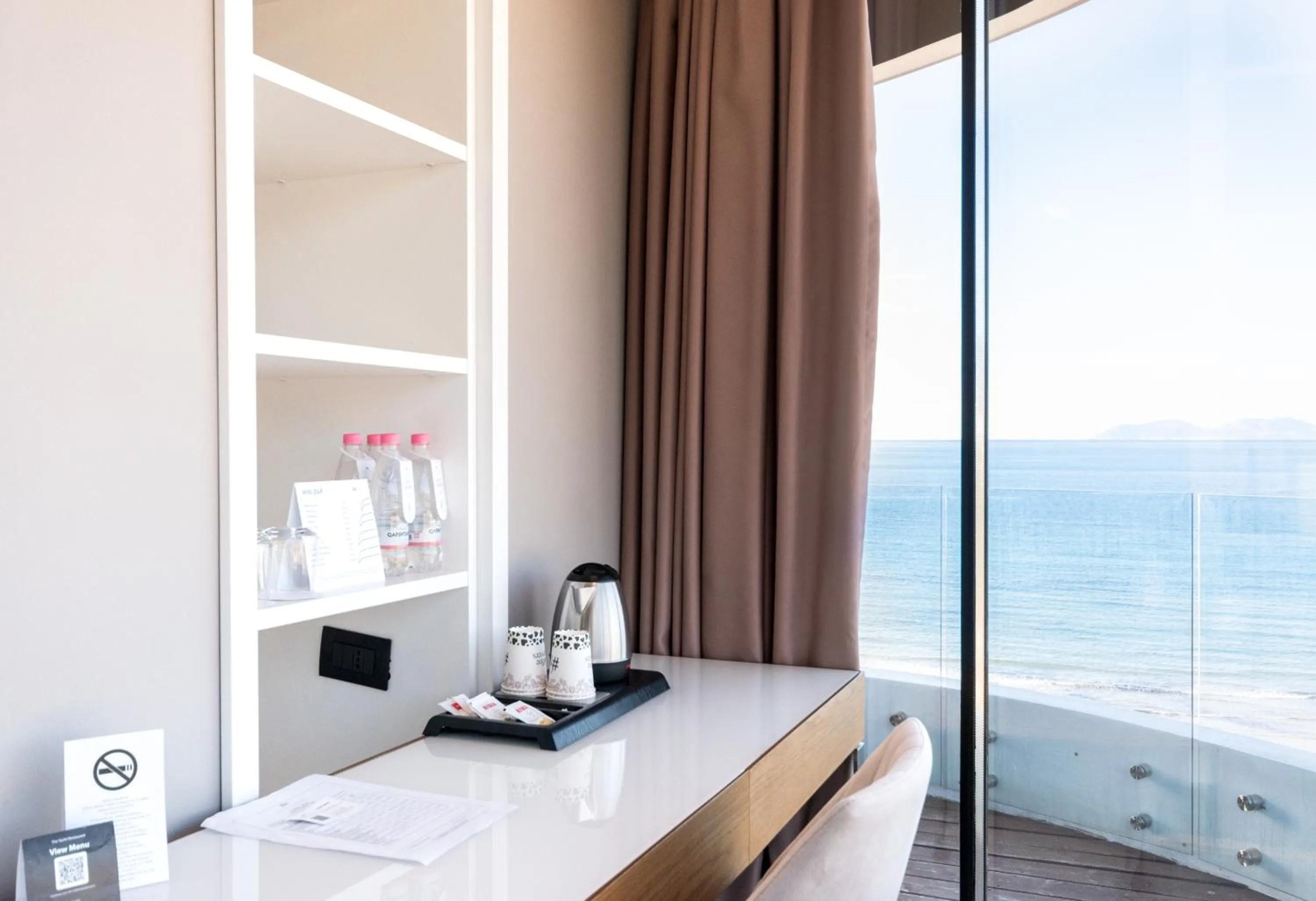 Coffee/tea facilities, Bed in Yacht Hotel