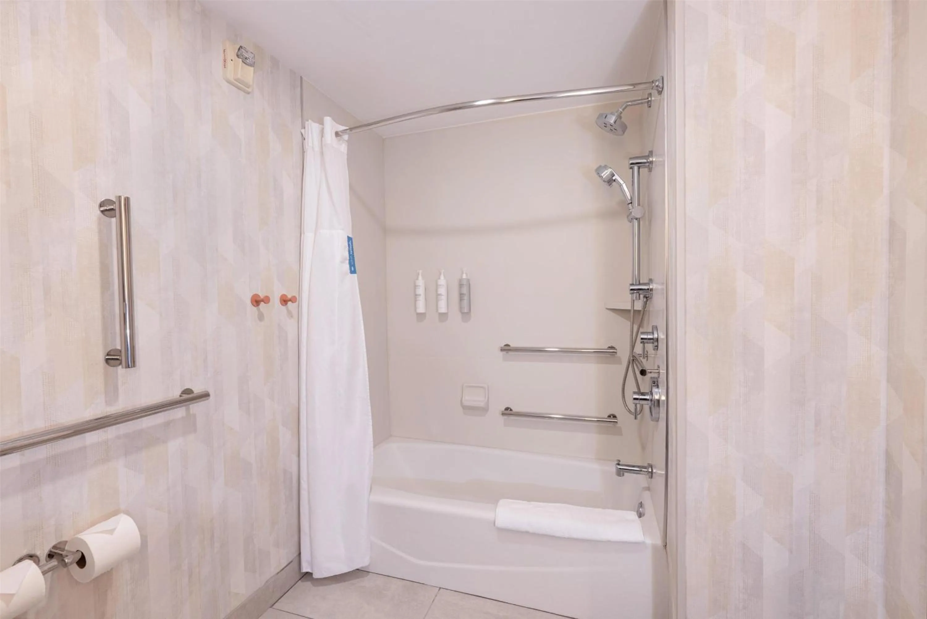 Bathroom in Hampton Inn Lawrenceville Duluth