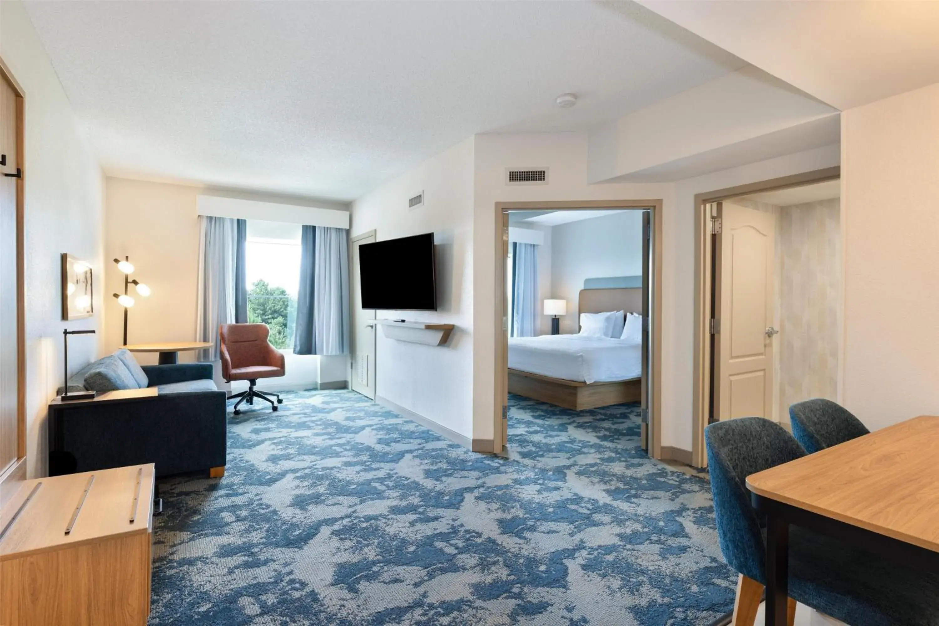 Living room, Bed in Hampton Inn Lawrenceville Duluth Living room, Bed in Hampton Inn Lawrenceville Duluth