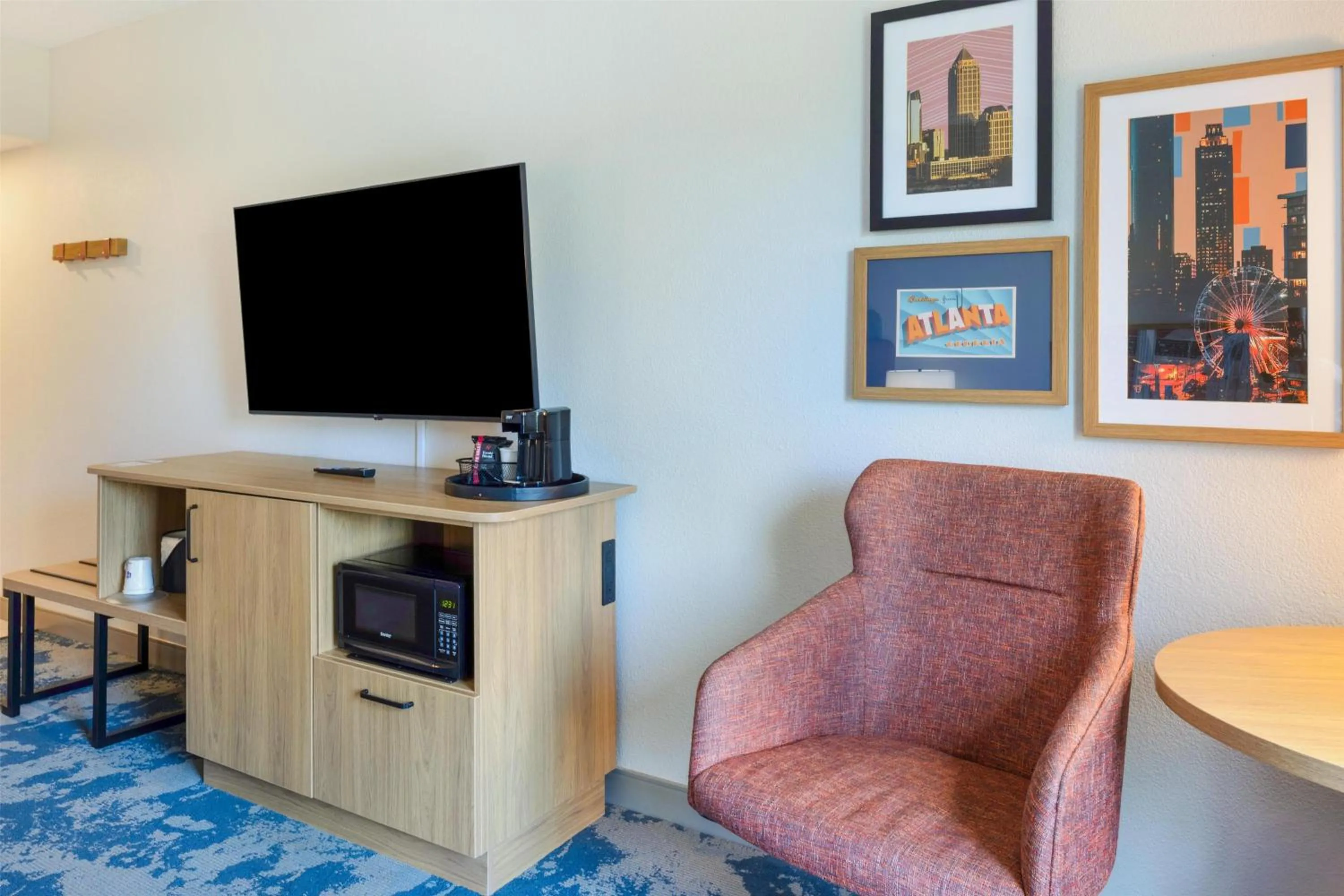 Photo of the whole room in Hampton Inn Lawrenceville Duluth