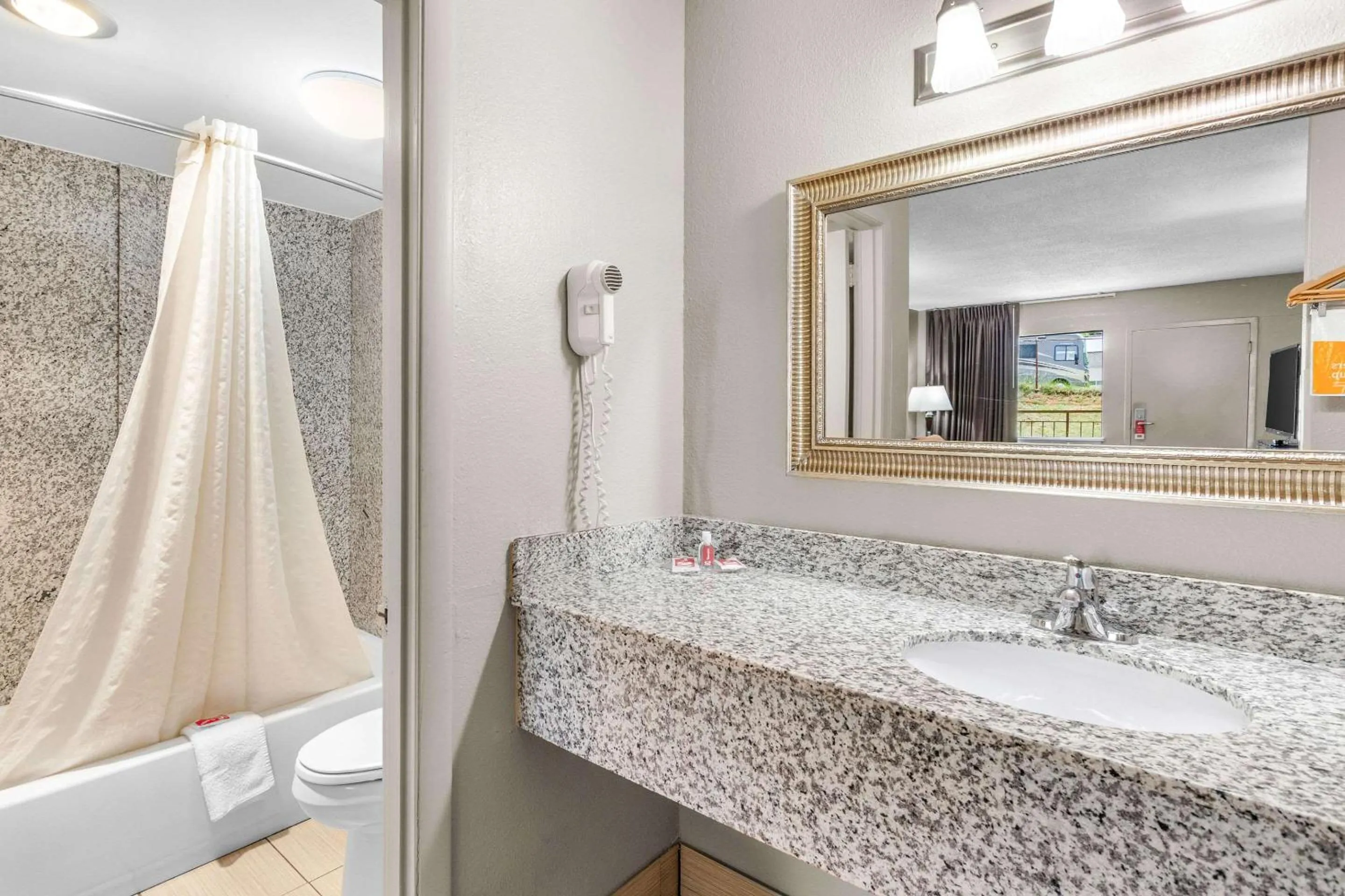 Bedroom in Econo Lodge Lynchburg South