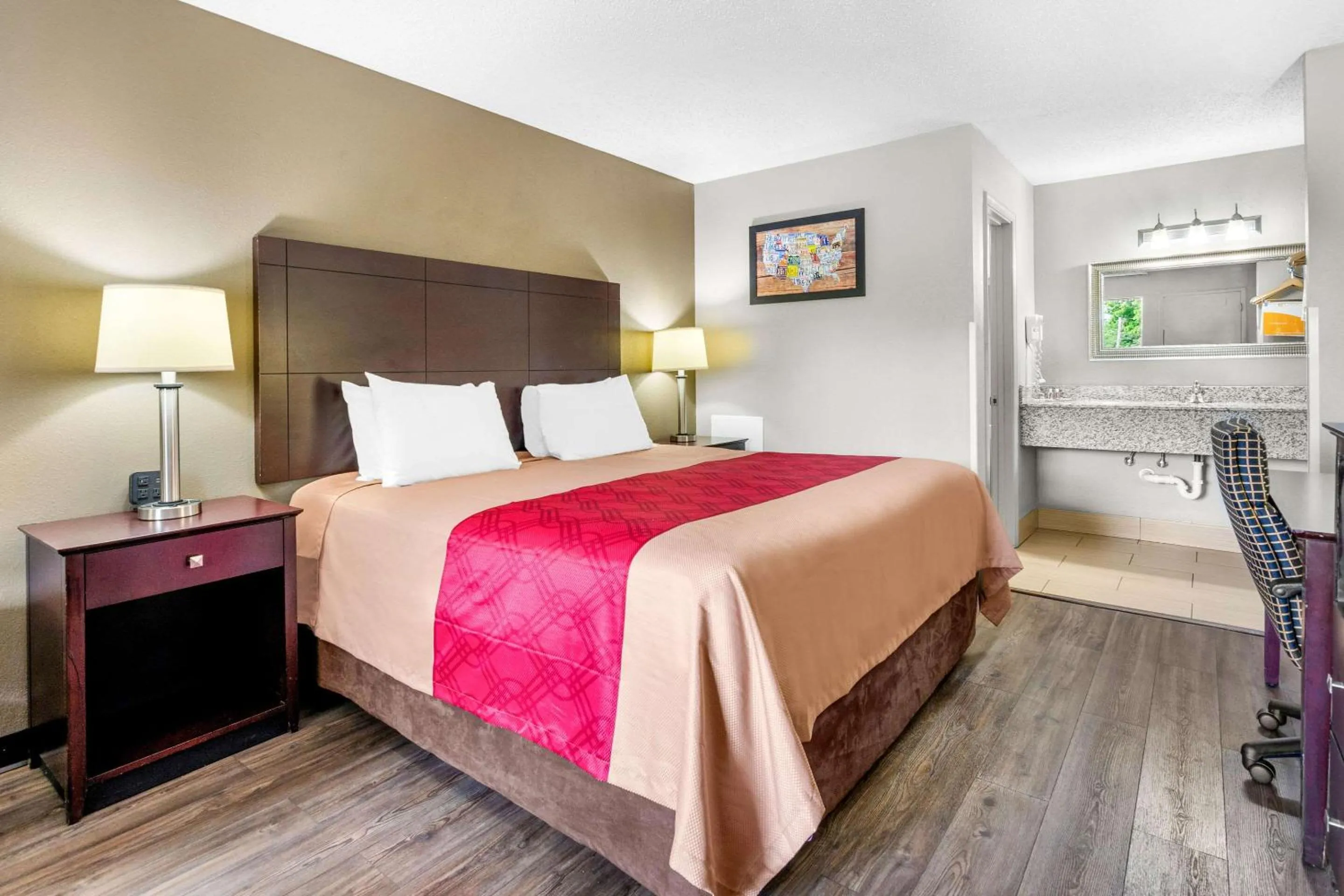 Bedroom, Bed in Econo Lodge Lynchburg South