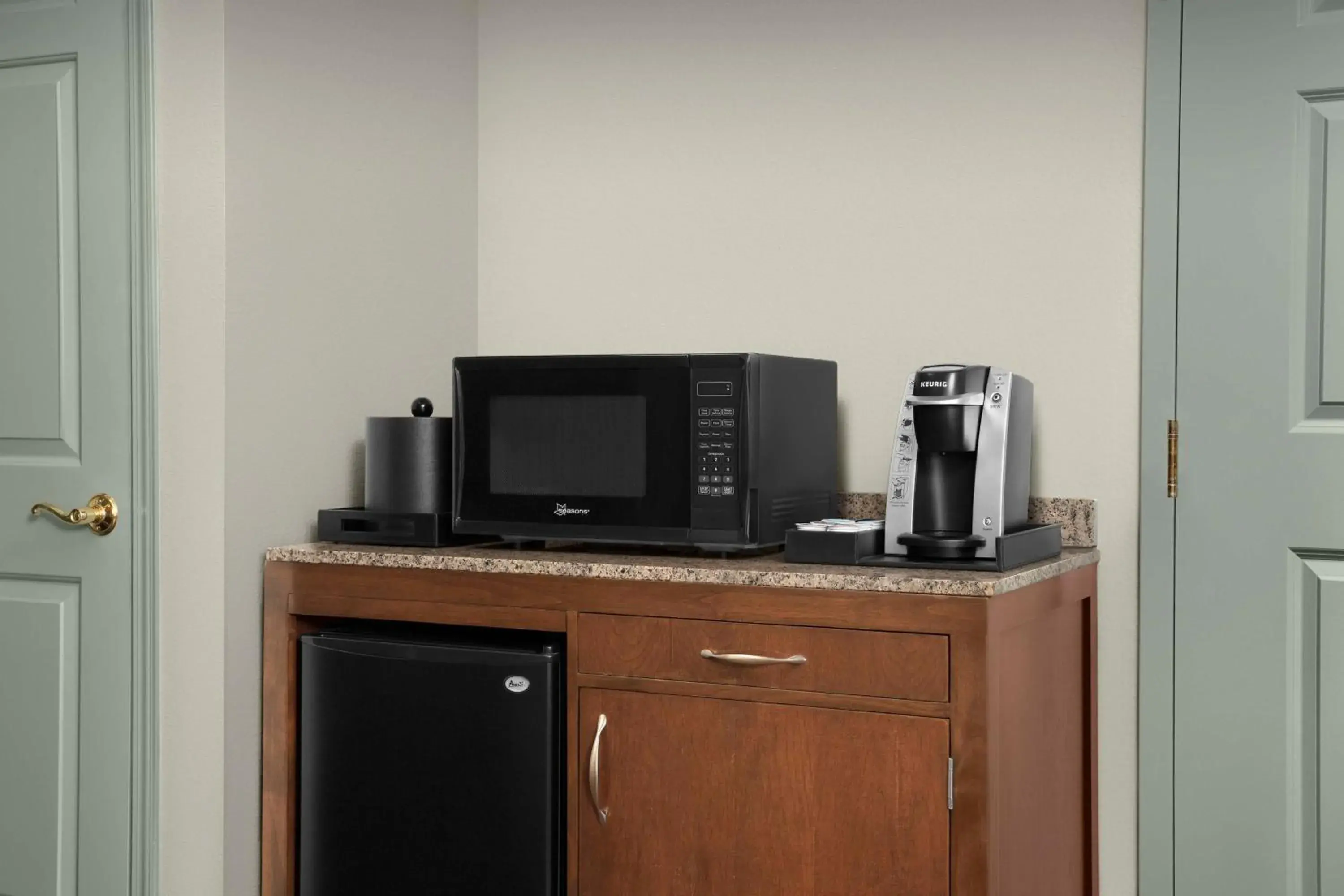 Photo of the whole room in Hilton Garden Inn Hoffman Estates Photo of the whole room in Hilton Garden Inn Hoffman Estates