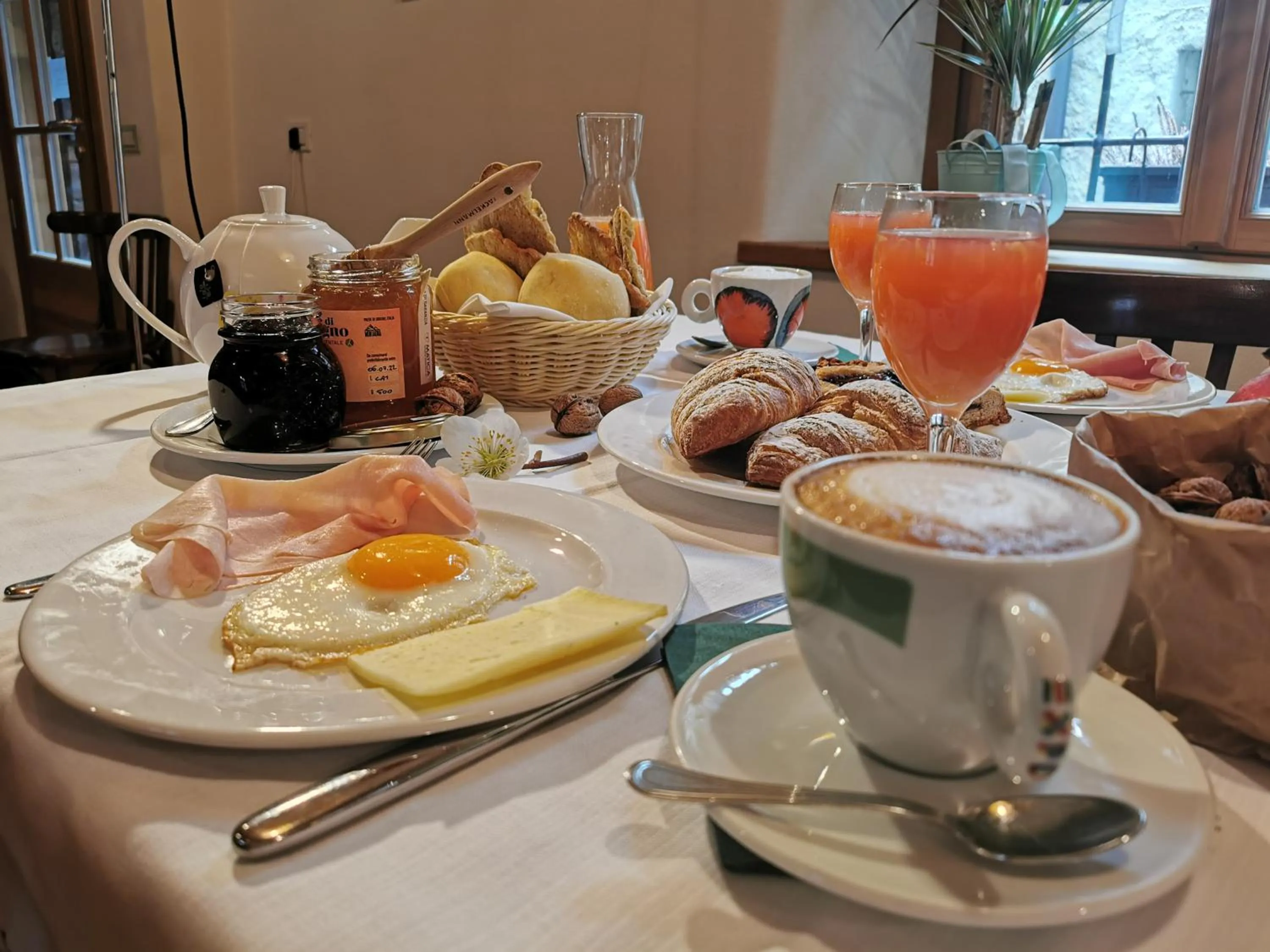 Food and drinks in Alla Torre del Barbarossa B&B FORESTERIA