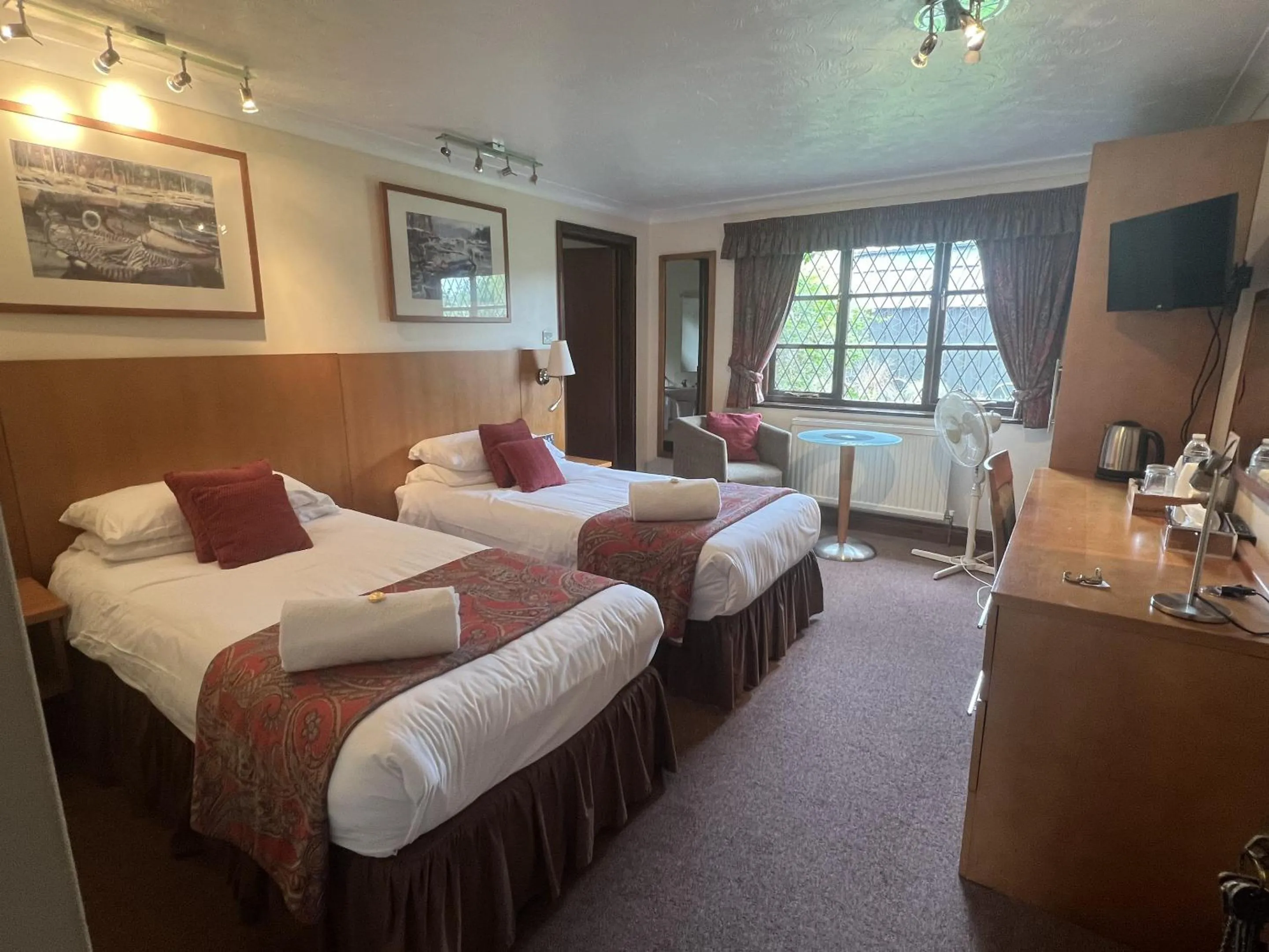 Bedroom, Bed in Strenneth