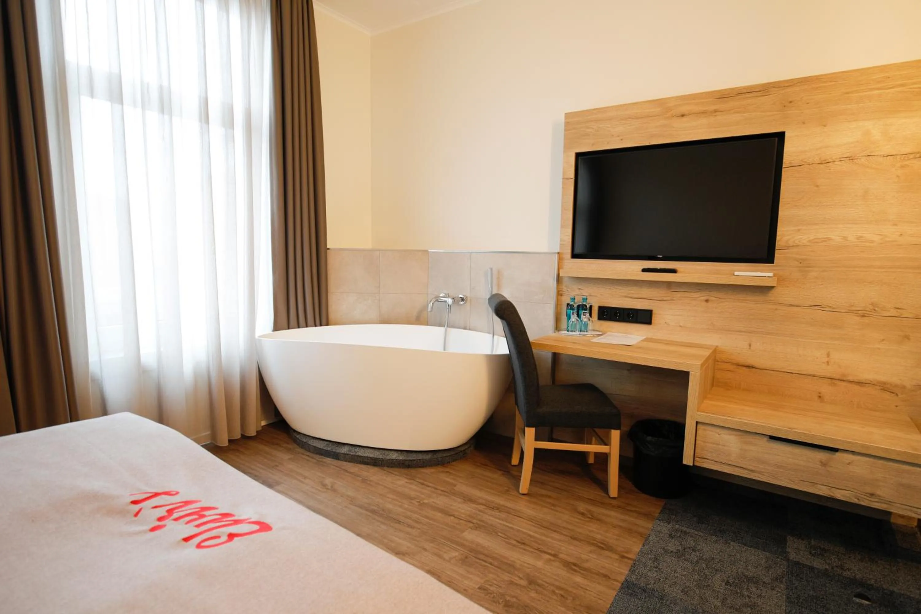 Bathroom, Bed in Hotel Restaurant Zur Linde