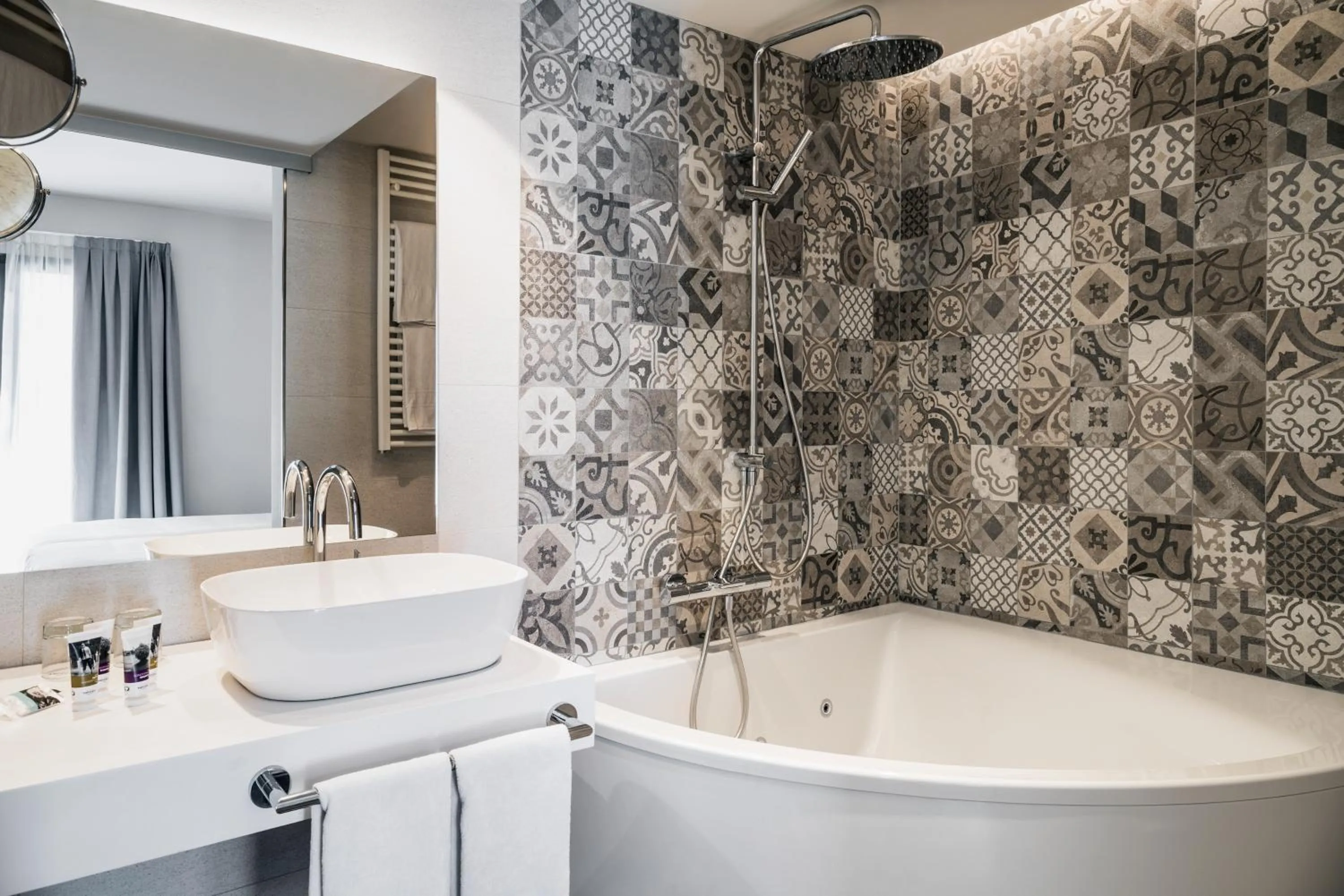 Shower in Mercure Barcelona Condor