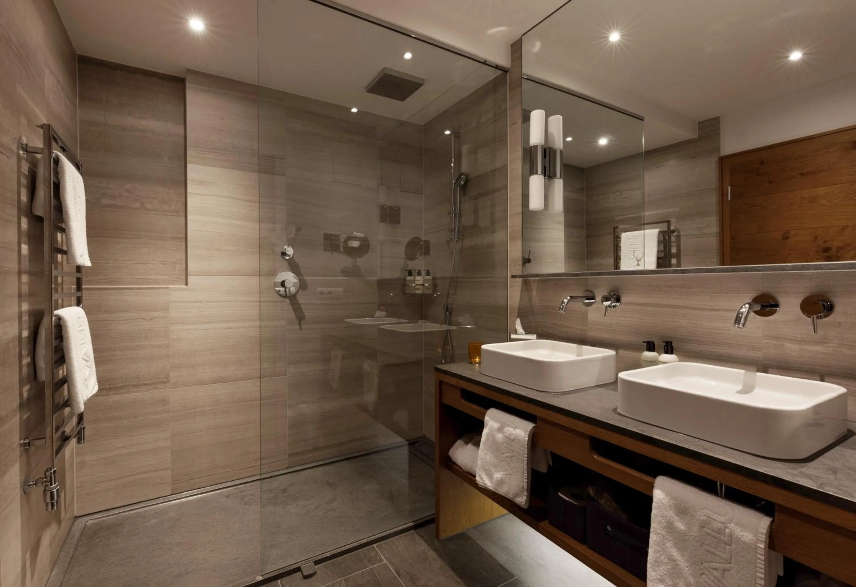 Shower in Valluga Hotel