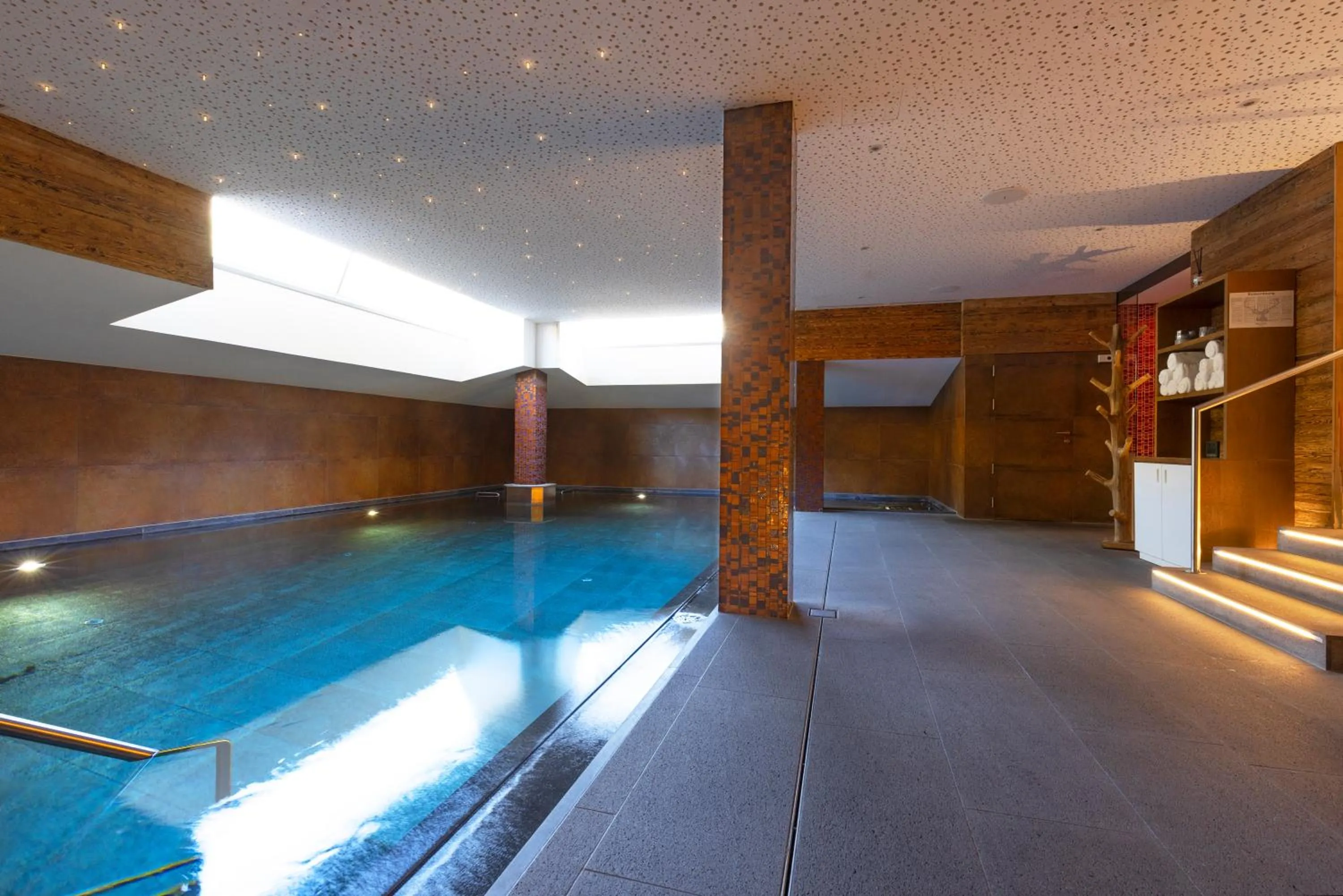 Swimming pool in Valluga Hotel