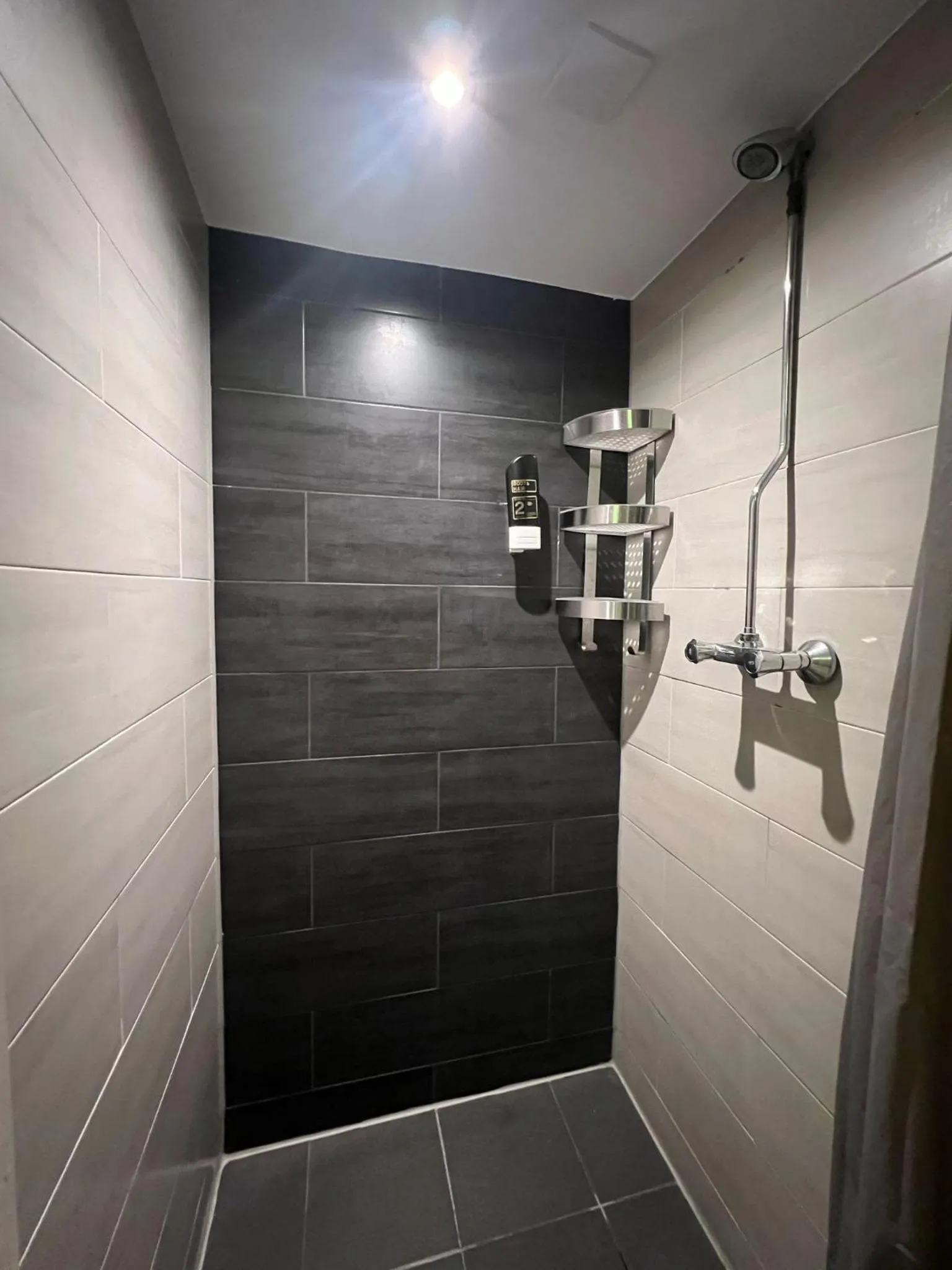 Shower in Amigo Budget Hotel