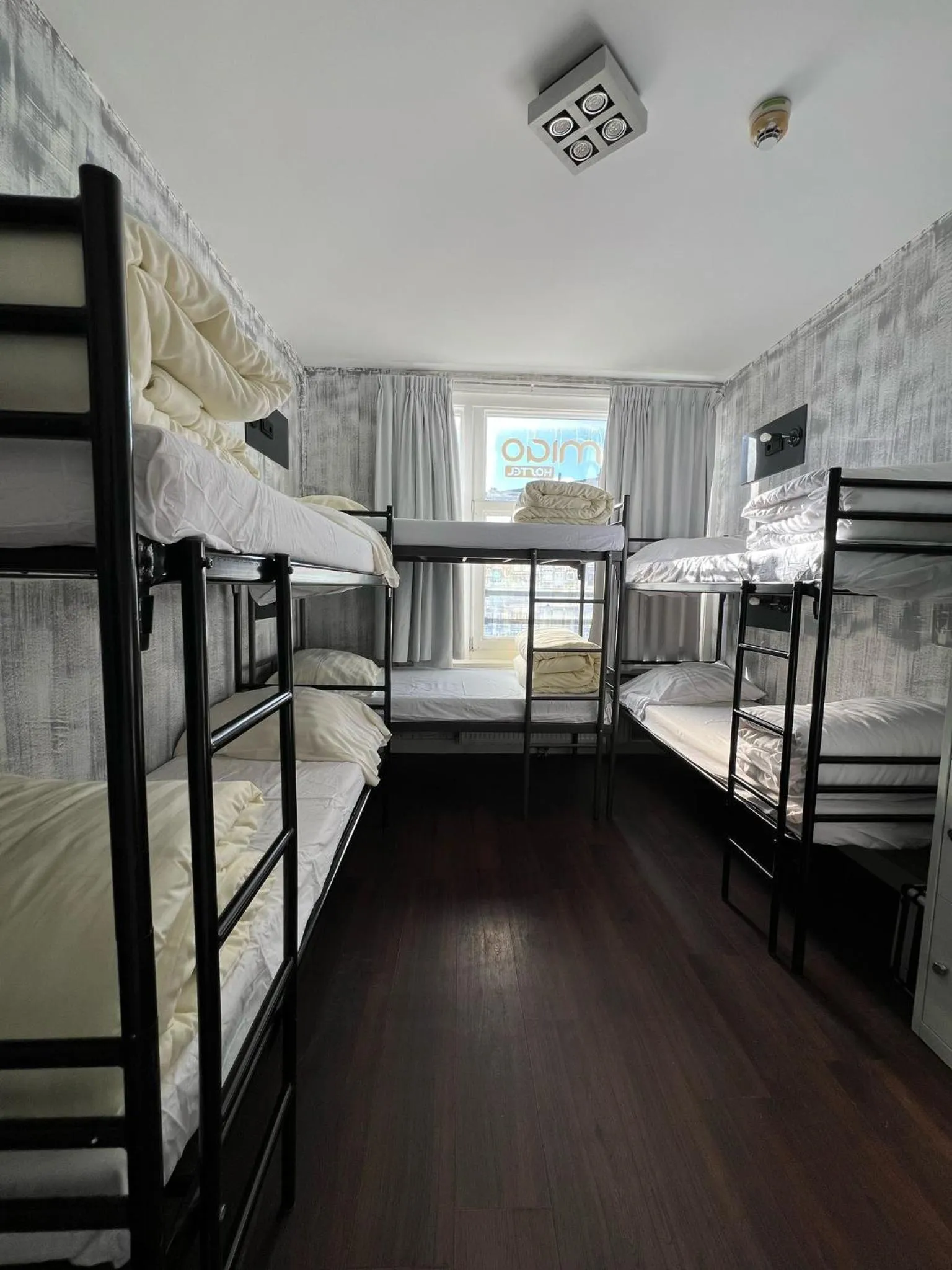 Bedroom, Bed in Amigo Budget Hotel