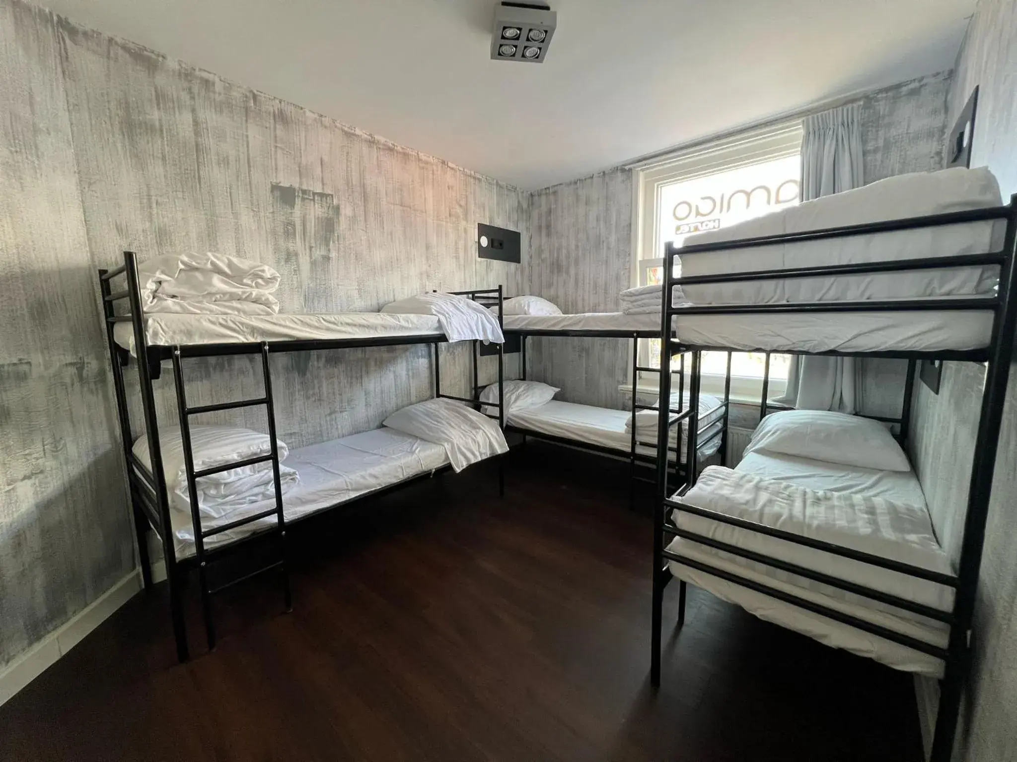 Bed in 6-Bed Mixed Dormitory Room in Amigo Budget Hotel Bed in 6-Bed Mixed Dormitory Room in Amigo Budget Hotel