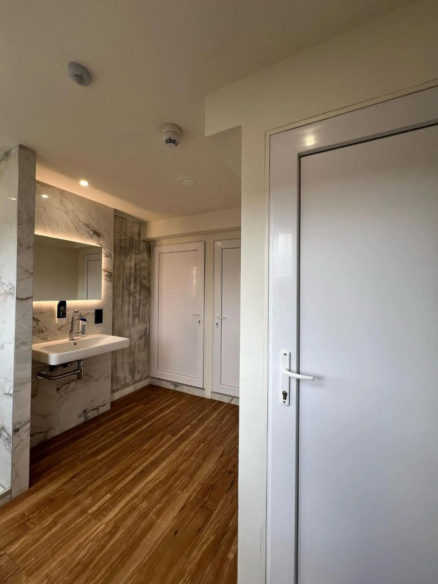 Shower in Amigo Budget Hotel