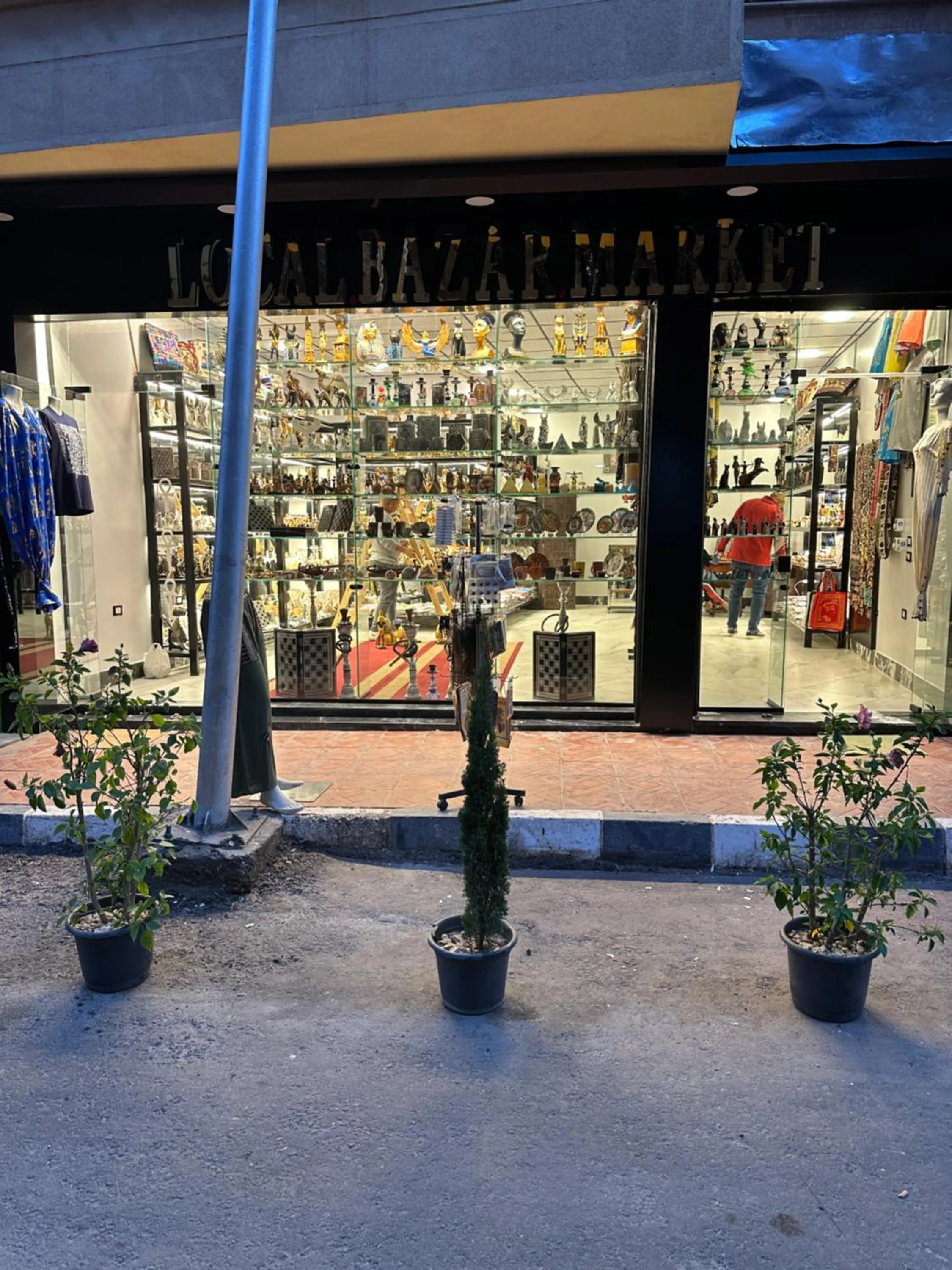 On-site shops in H100 Pyramids View