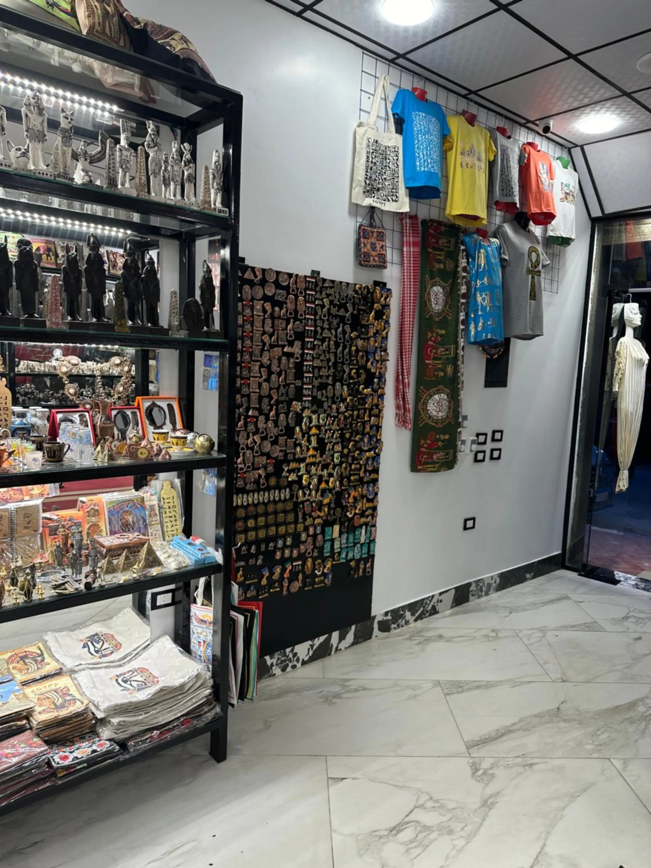 On-site shops in H100 Pyramids View