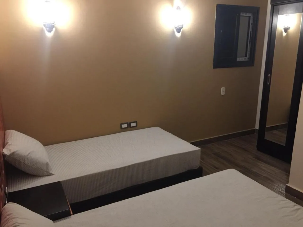 Bedroom, Bed in H100 Pyramids View