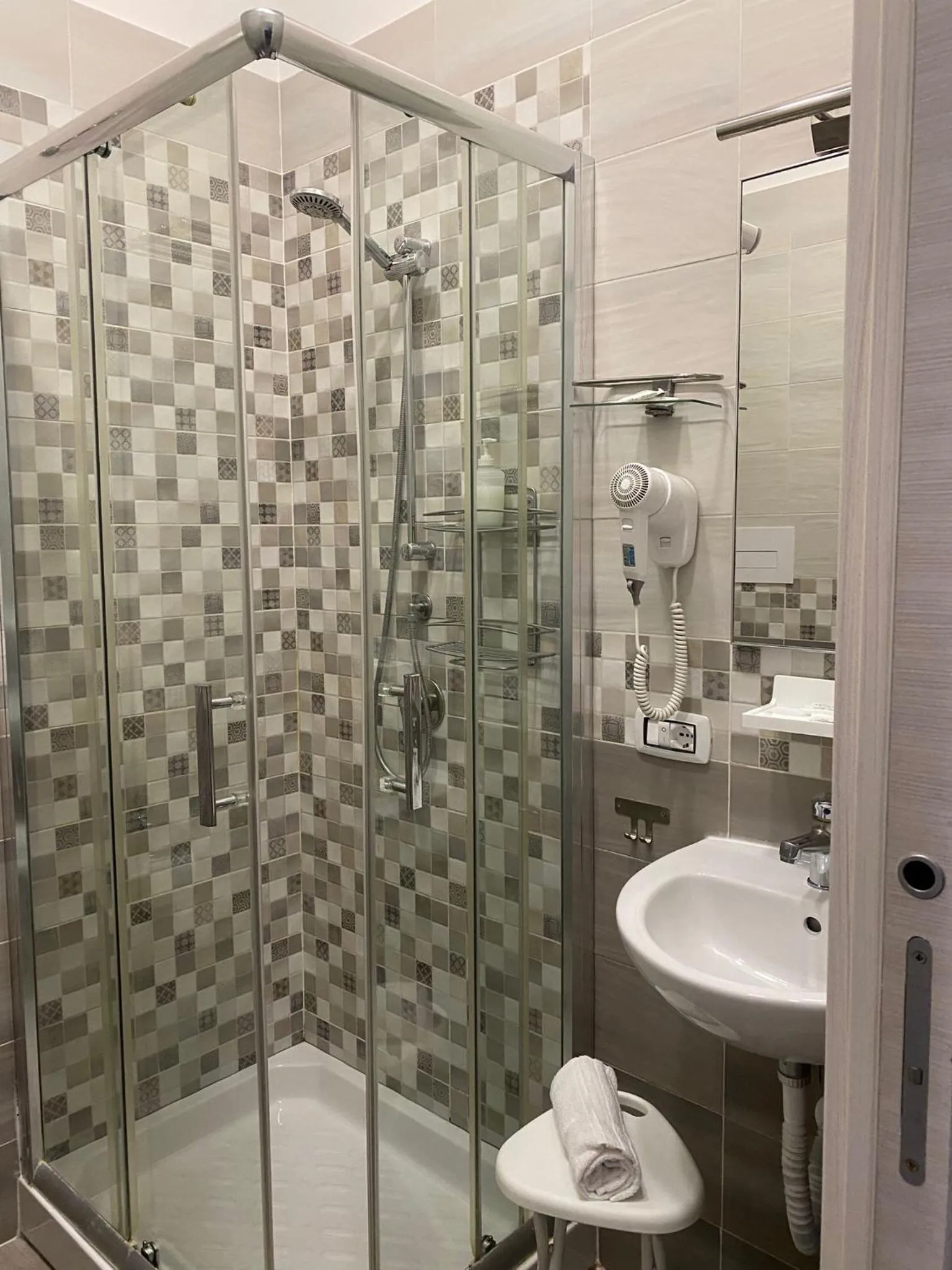 Shower in Joy Naples