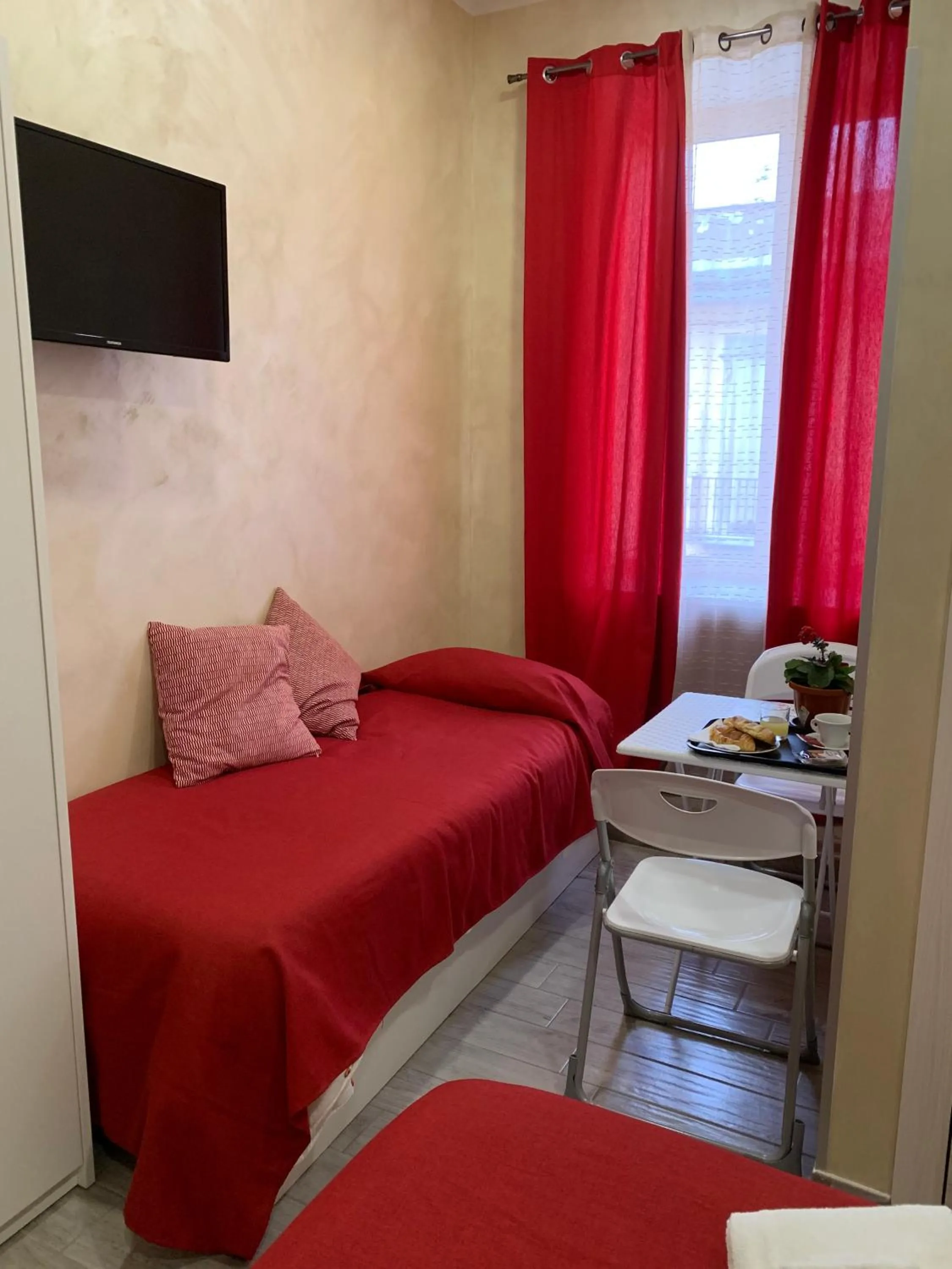 Communal lounge/ TV room, Bed in Joy Naples