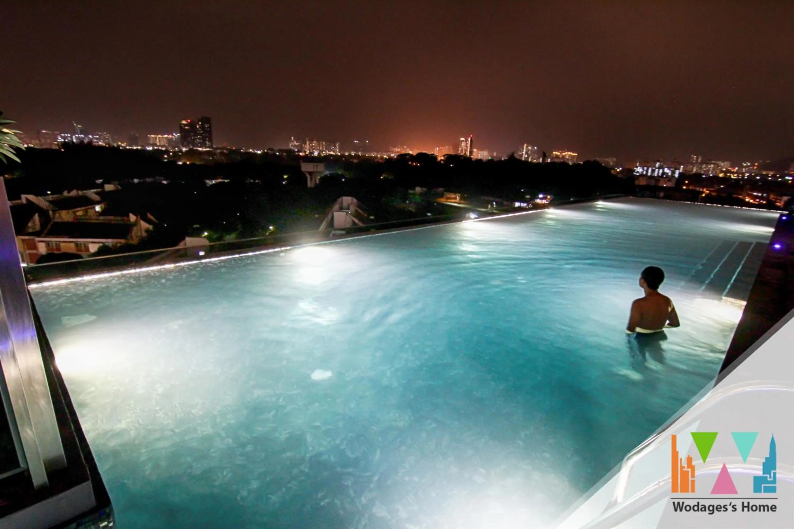 Swimming pool in Expressionz KLCC by Wodages