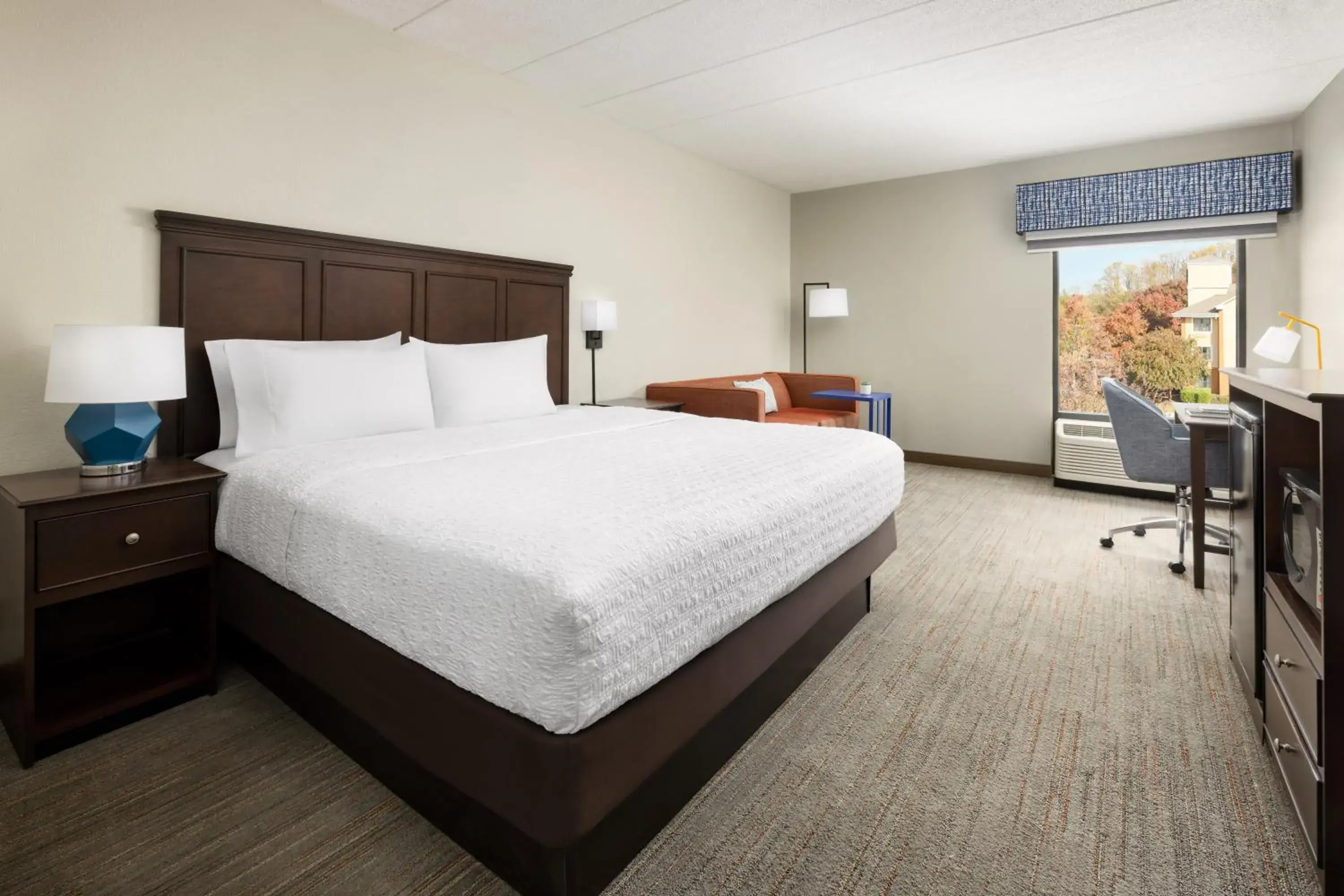 Guests, Bed in Hampton Inn Columbia, MD Guests, Bed in Hampton Inn Columbia, MD