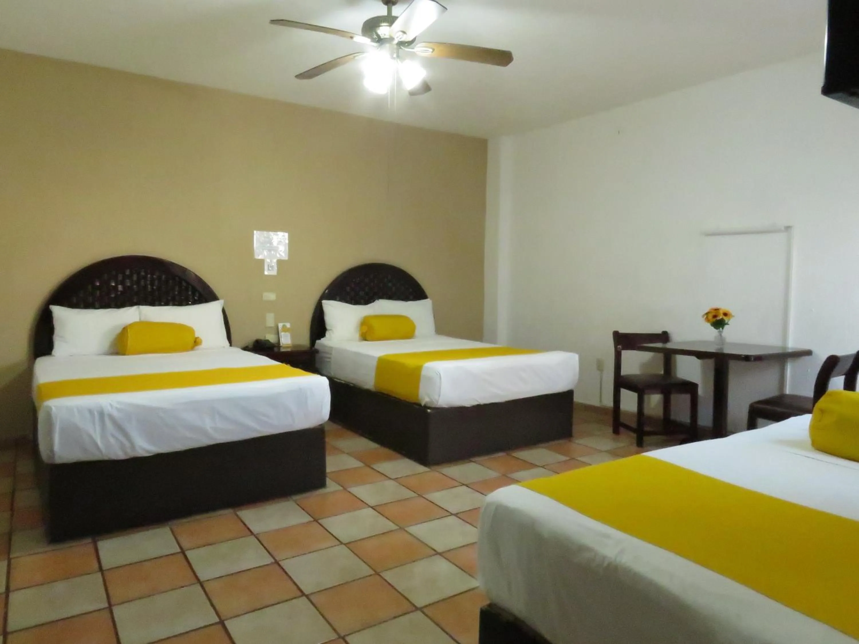 Family Room with Private Bathroom in Hotel Los Girasoles