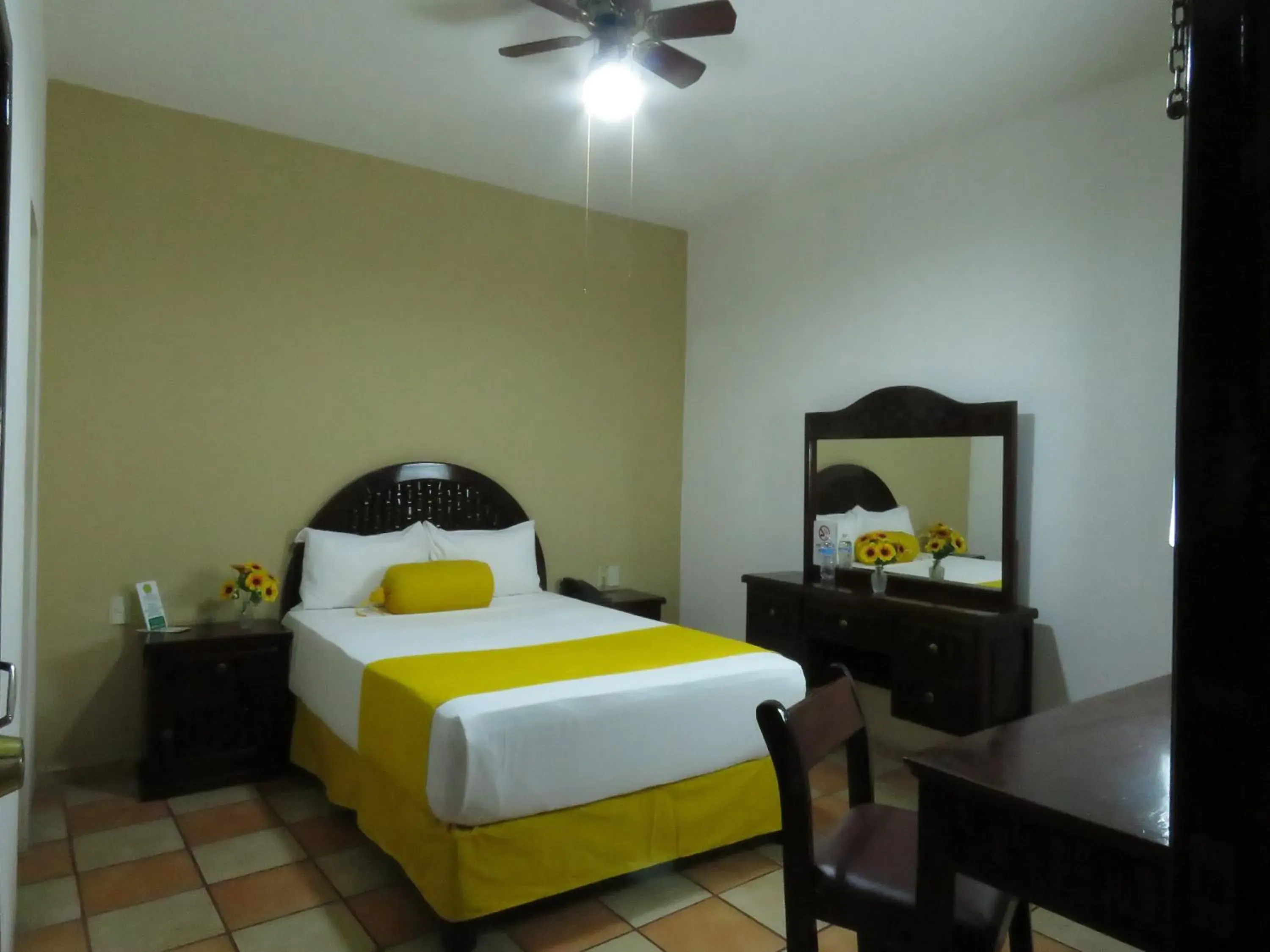 Standard Queen Room - single occupancy in Hotel Los Girasoles Standard Queen Room - single occupancy in Hotel Los Girasoles