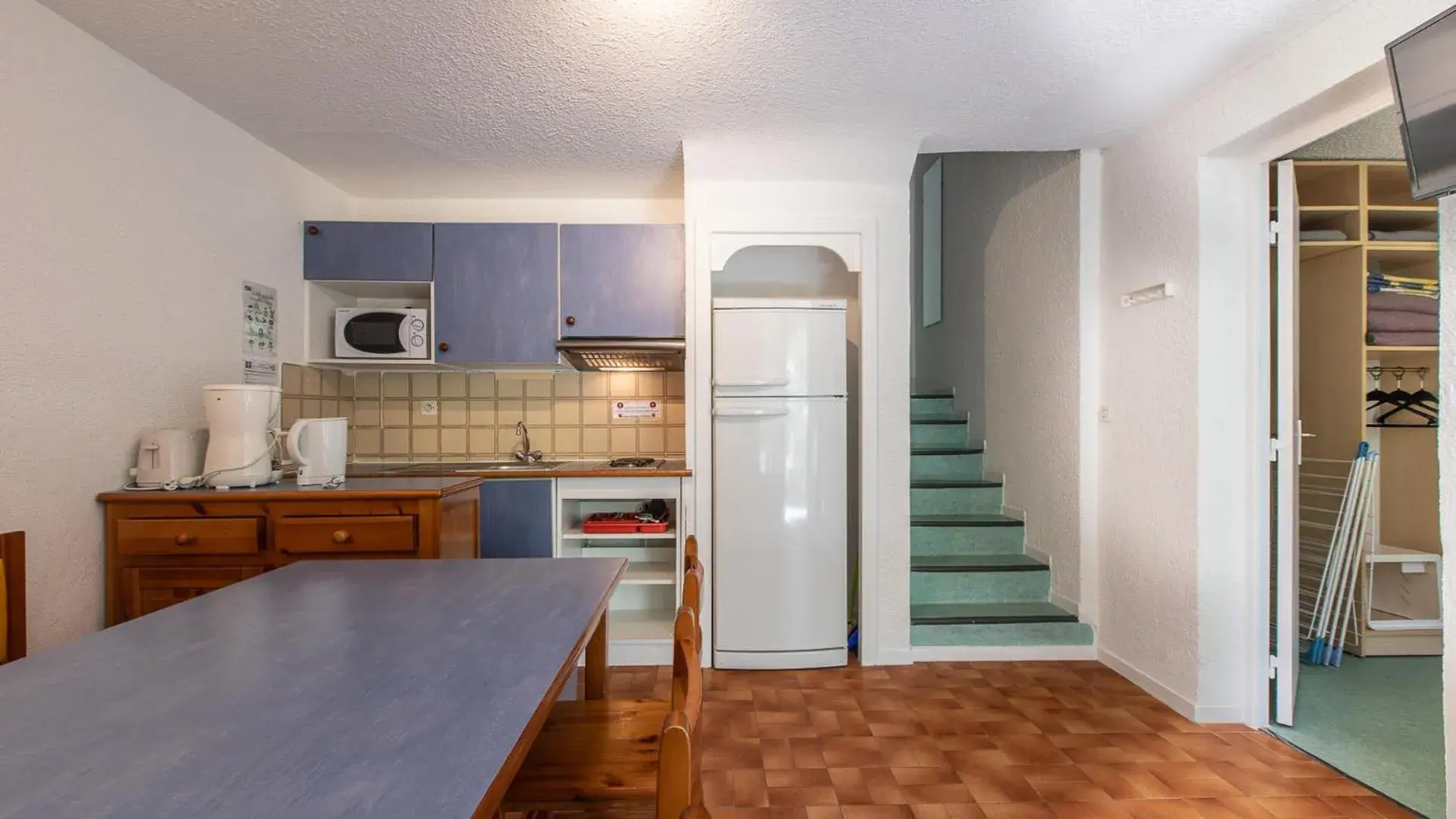 Kitchen or kitchenette in Vacancéole - Résidence Les Gorges Rouges Kitchen or kitchenette in Vacancéole - Résidence Les Gorges Rouges