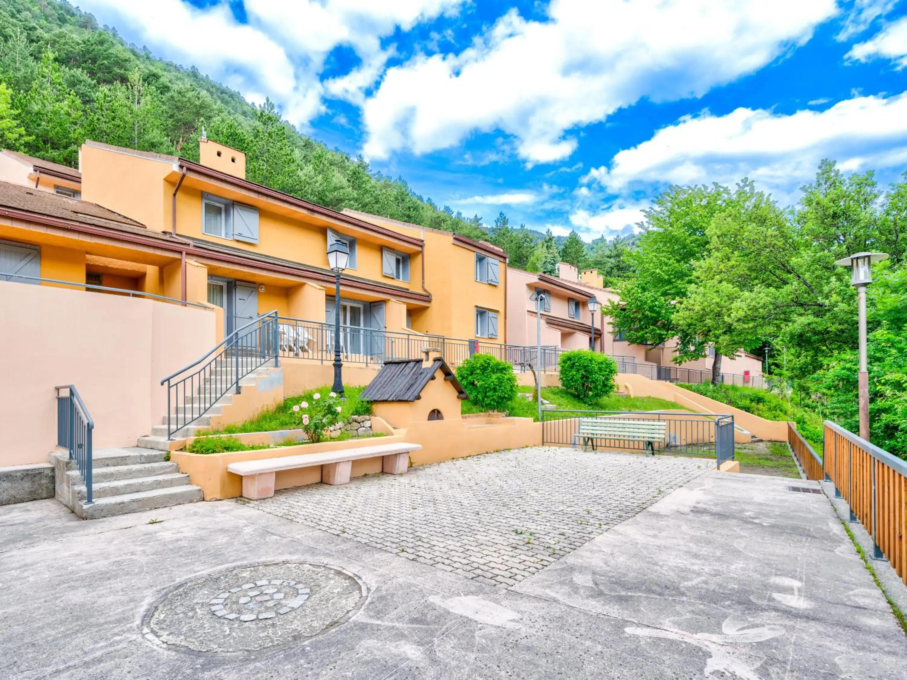 Property building in Vacancéole - Résidence Les Gorges Rouges Property building in Vacancéole - Résidence Les Gorges Rouges