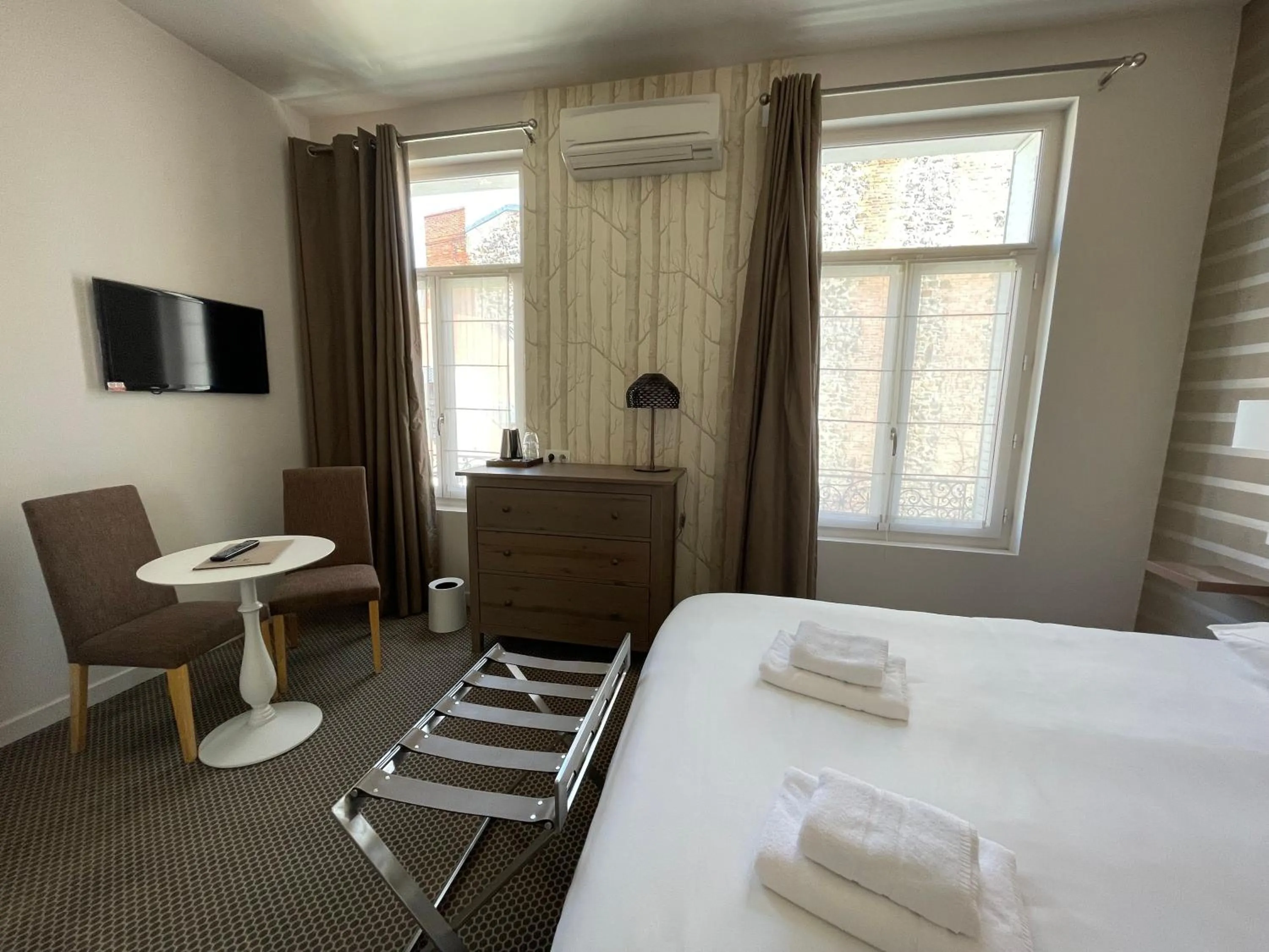 Photo of the whole room, Bed in Le Pavillon d'Enghien, Vichy Centre