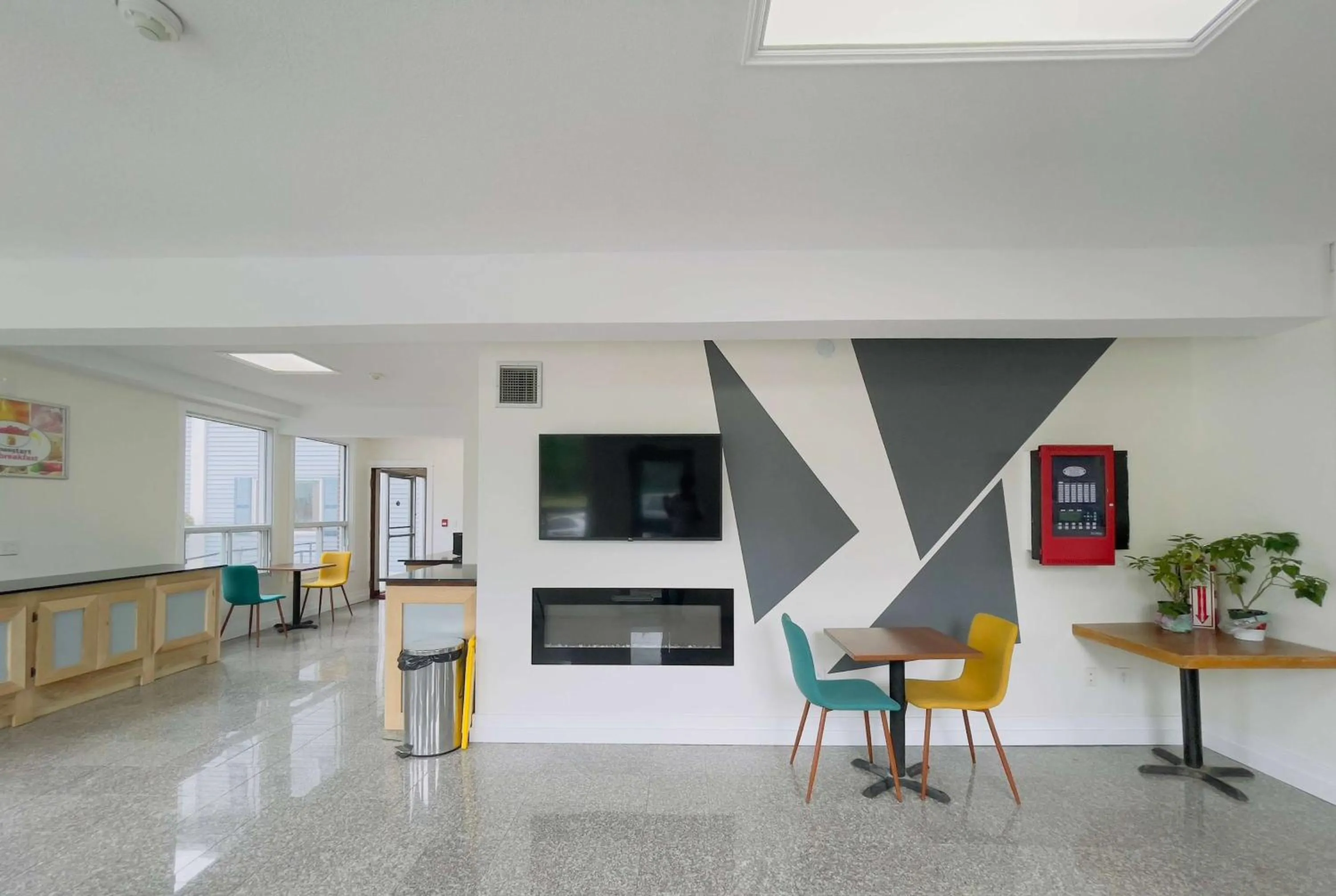 Lobby or reception in Super 8 by Wyndham Pembroke