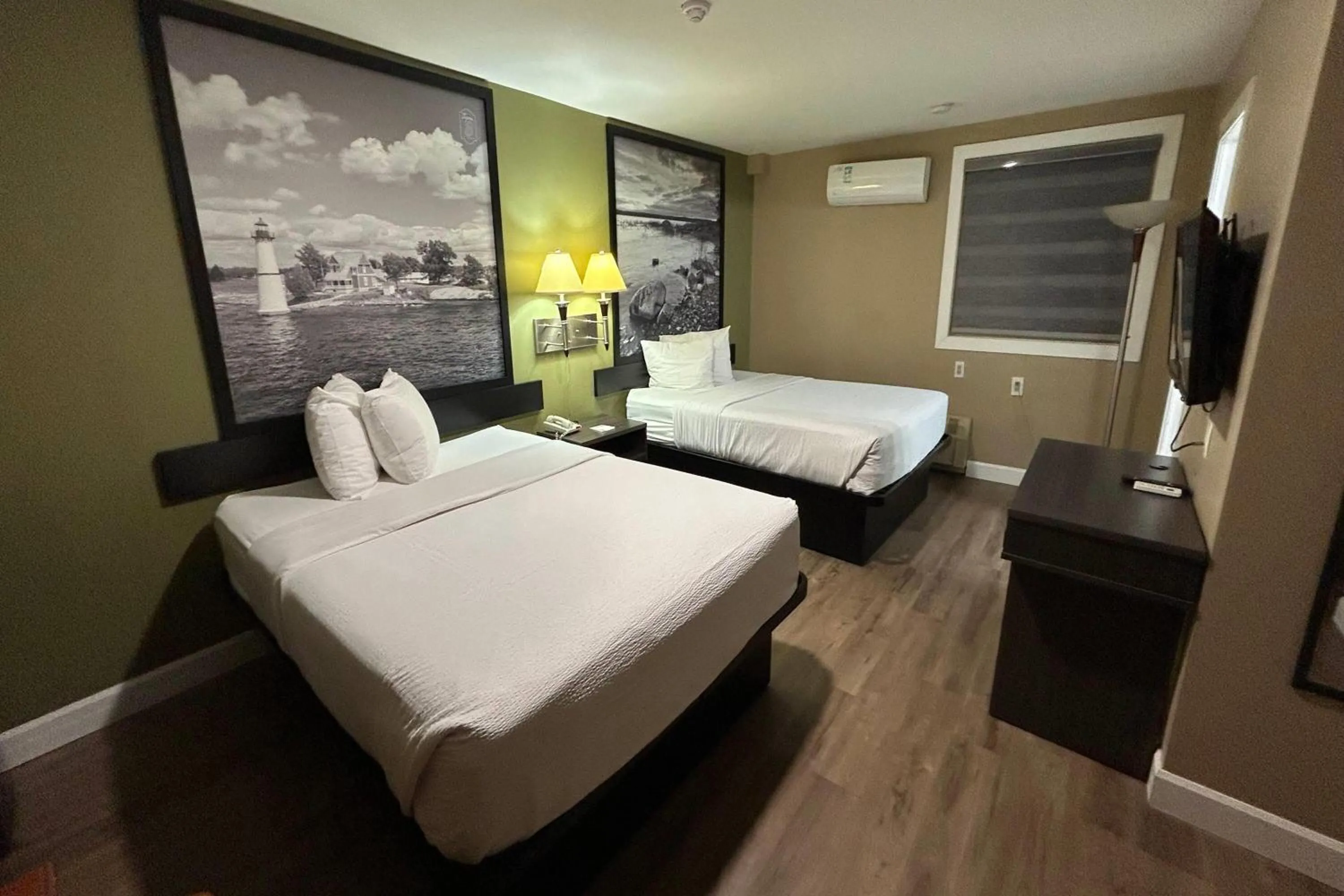 Photo of the whole room, Bed in Super 8 by Wyndham Pembroke