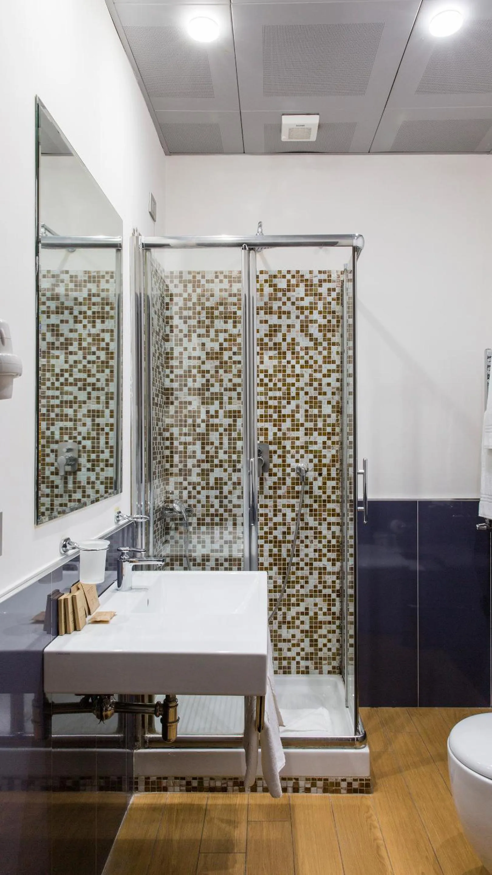 Shower in Monti First