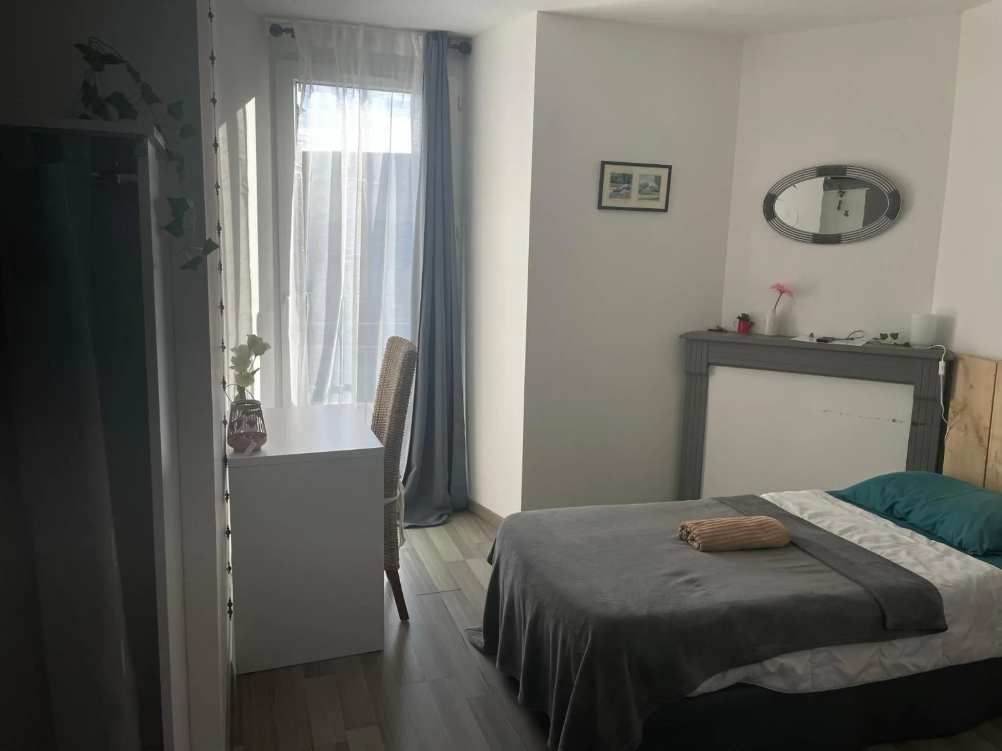 Photo of the whole room, Bed in Gîte:"sur le chemin"