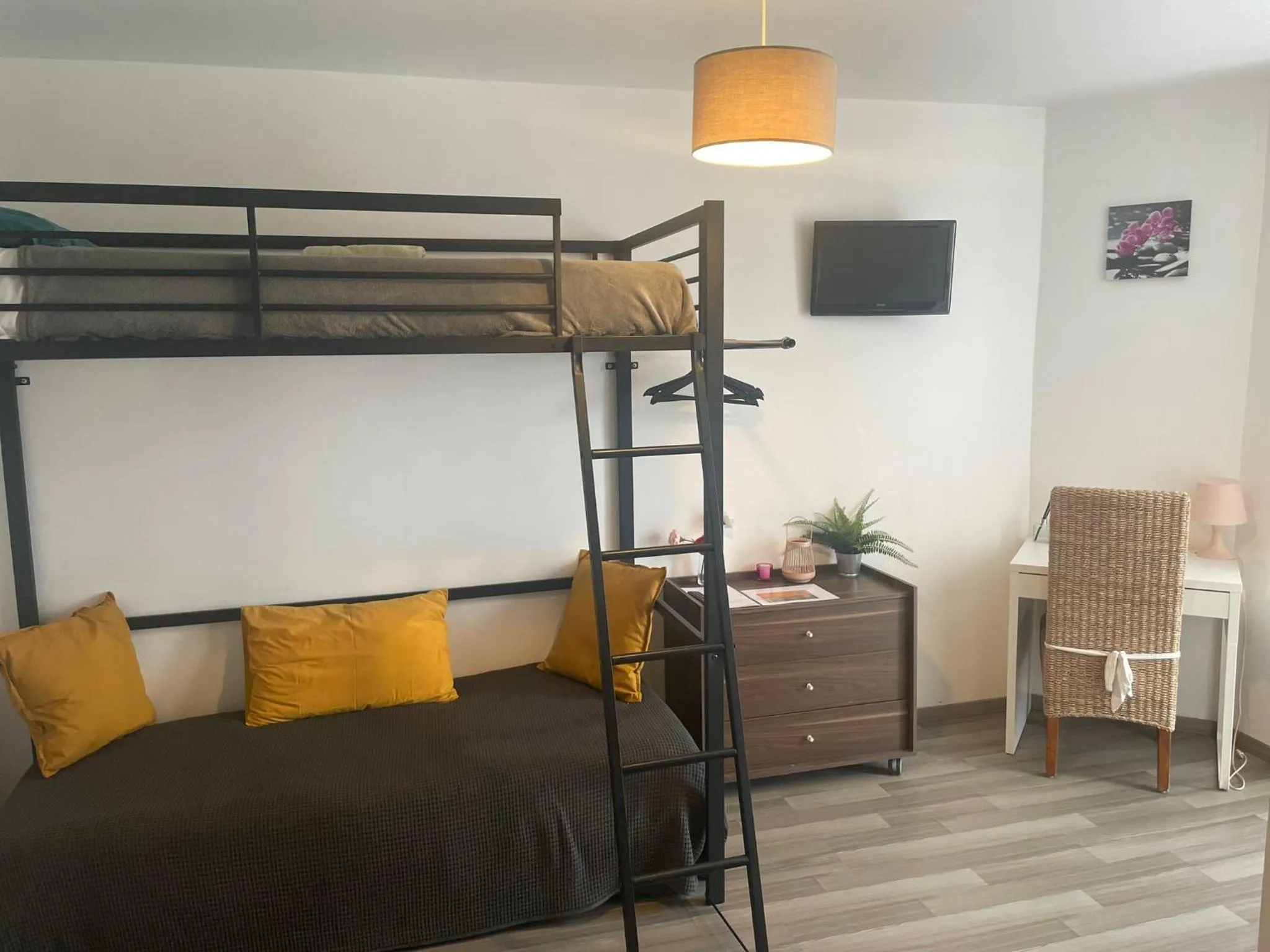 bunk bed, Bed in Gîte:"sur le chemin"