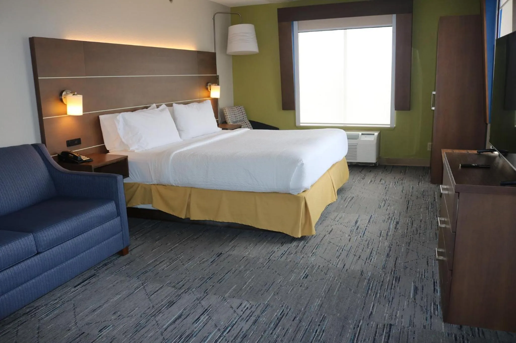 Bedroom, Bed in Holiday Inn Express and Suites Quakertown - Allentown Area by IHG