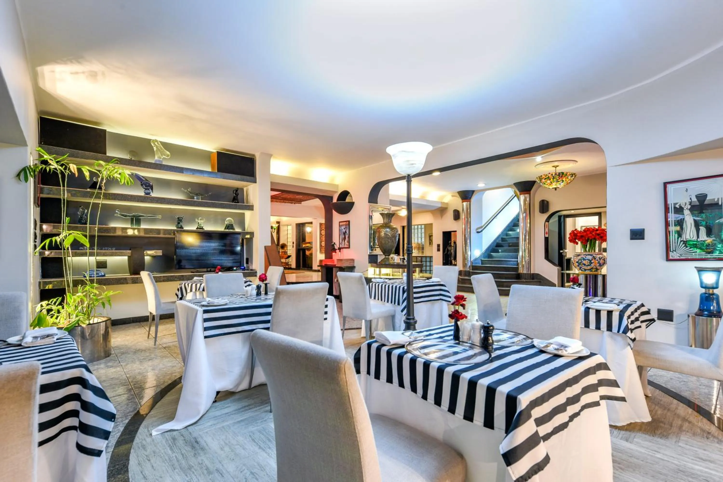 Restaurant/places to eat in Villa Simonne