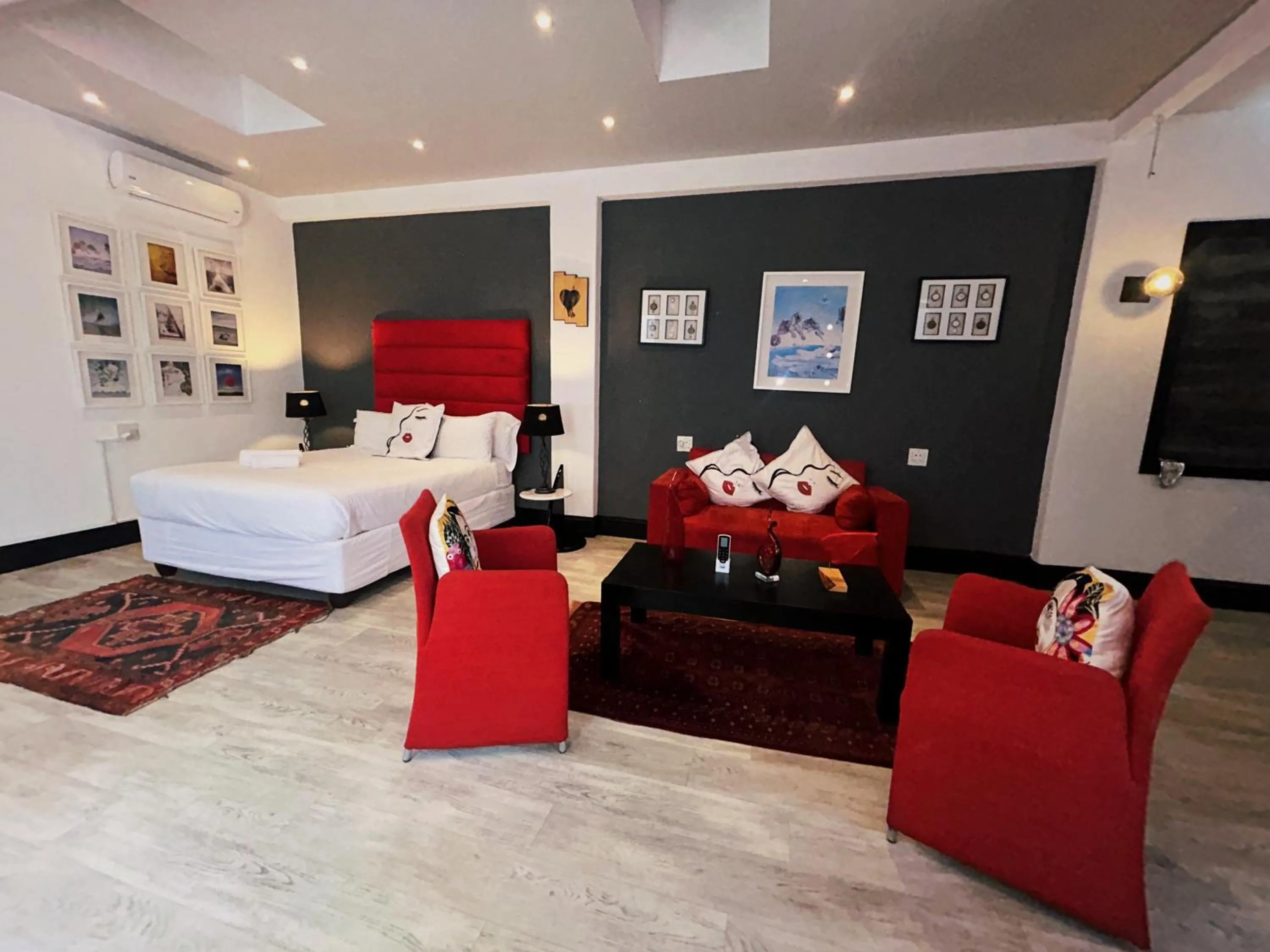 Living room, Bed in Villa Simonne