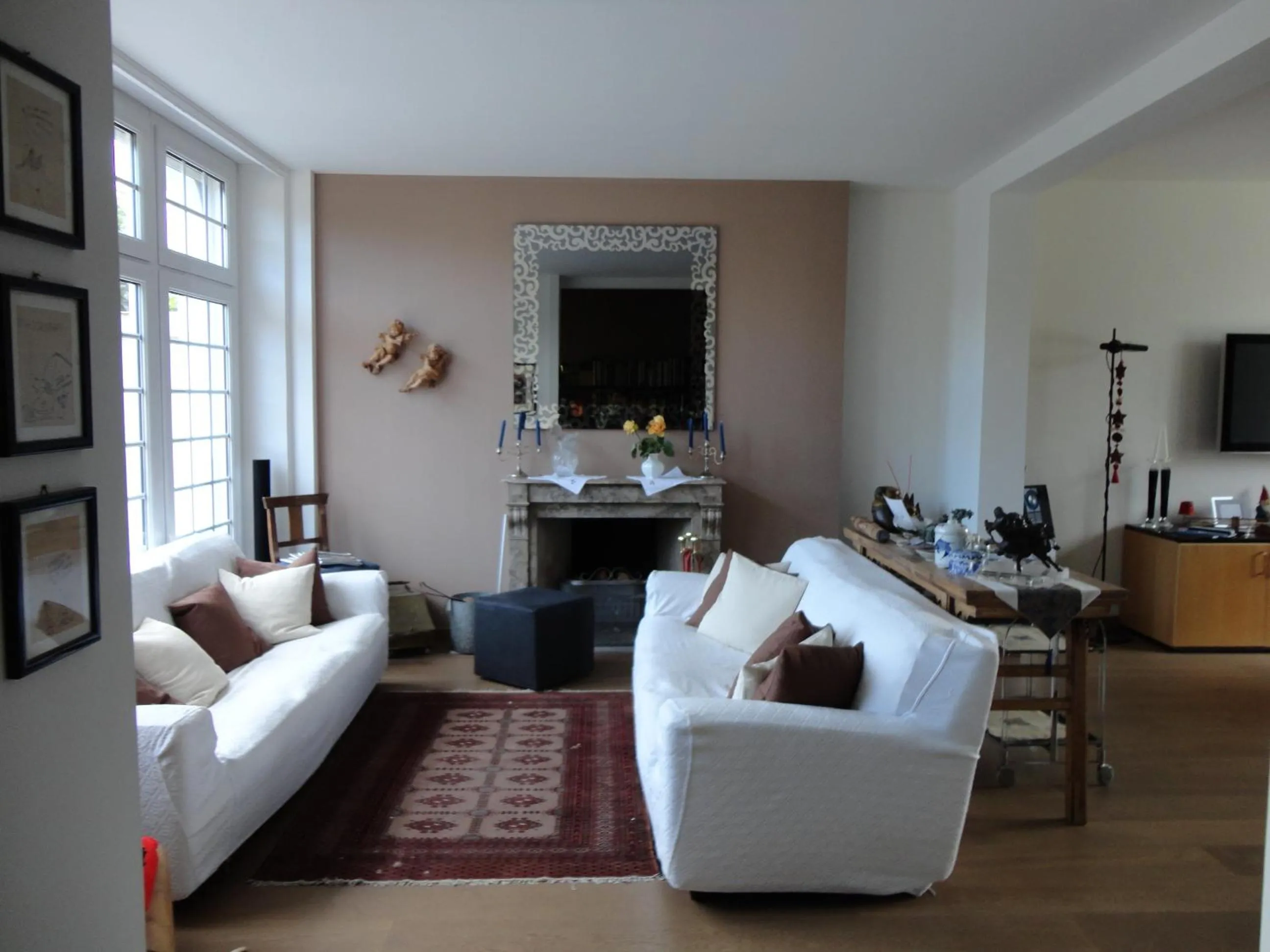 Communal lounge/ TV room in B&B Maison Angélus