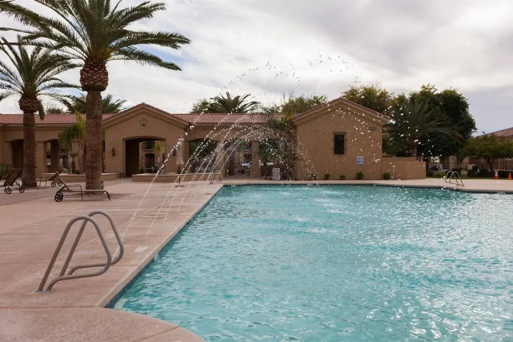 Gated townhouse with heated pool, hot tub, near US60